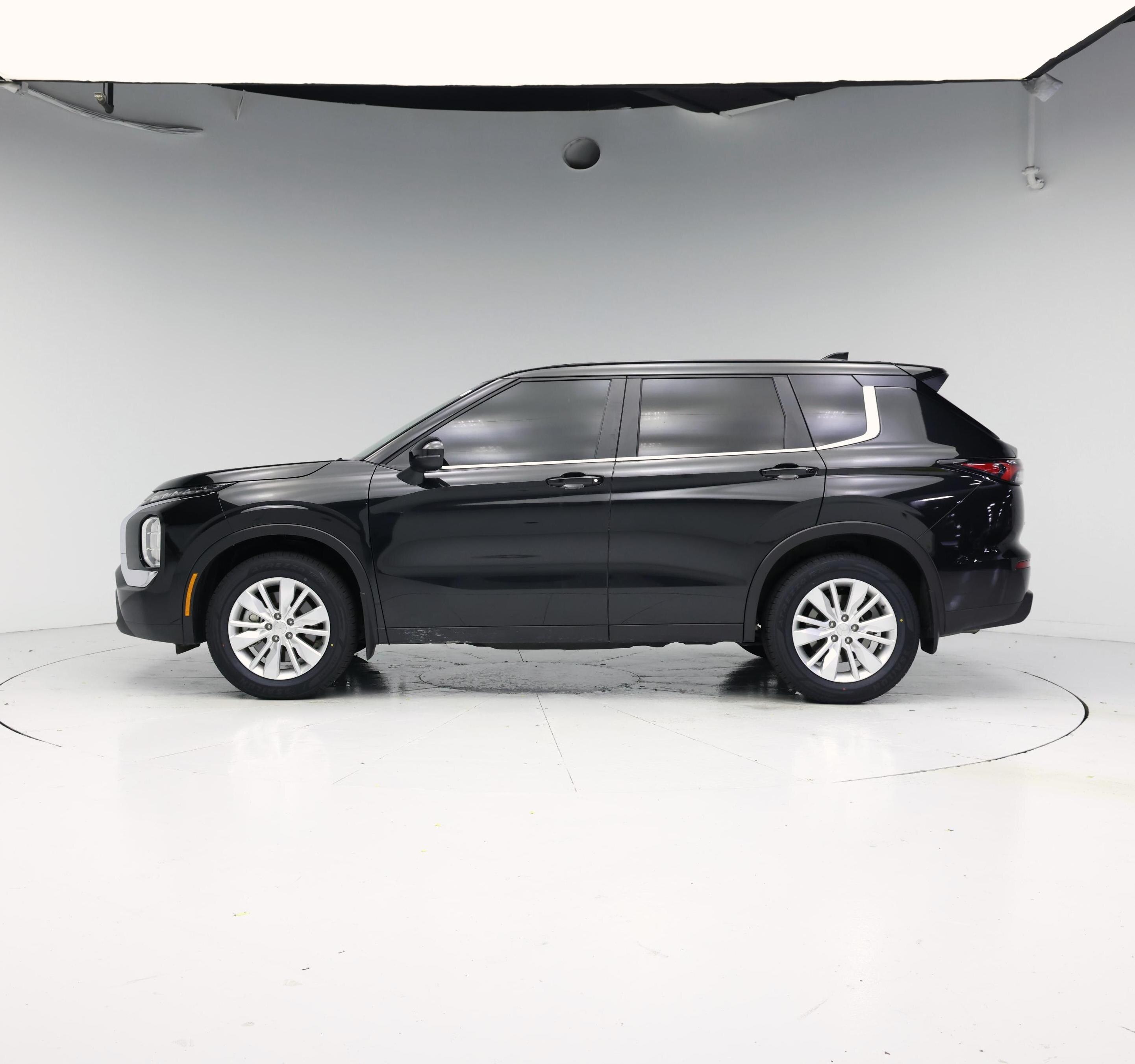Thumbnail: 2025 Mitsubishi Outlander - 3