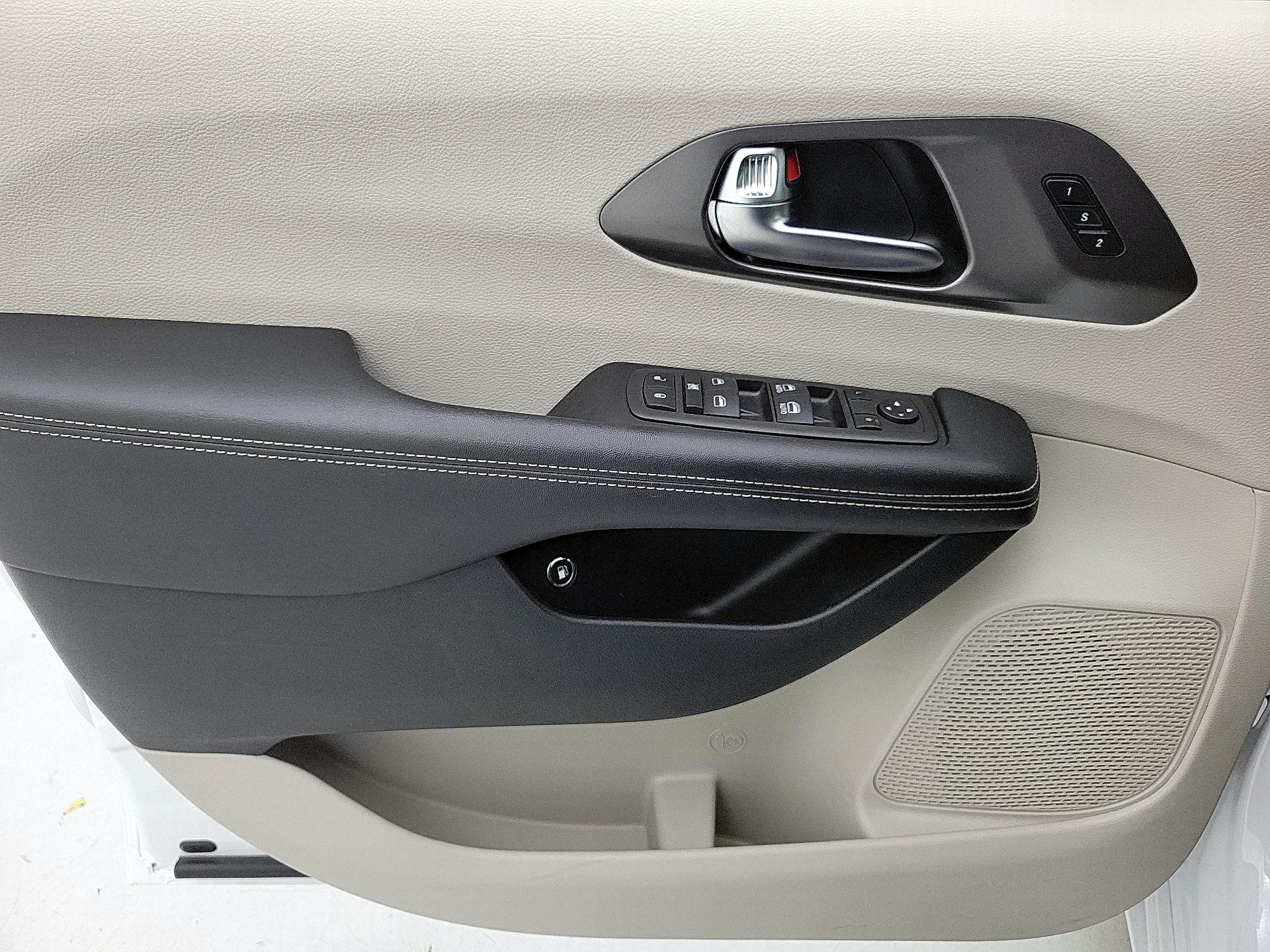 Thumbnail: 2023 Chrysler Pacifica - 12
