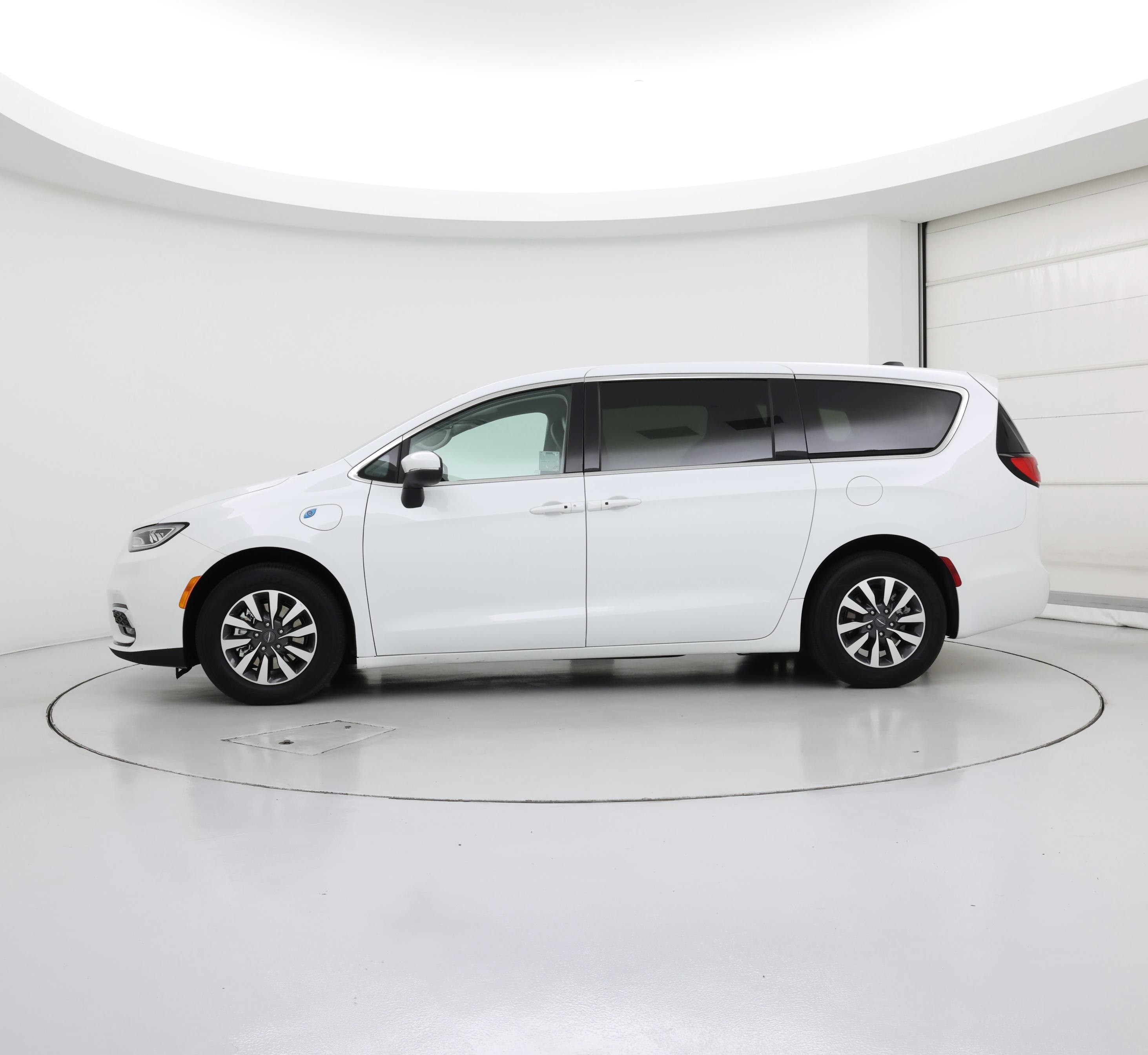 Thumbnail: 2023 Chrysler Pacifica - 3