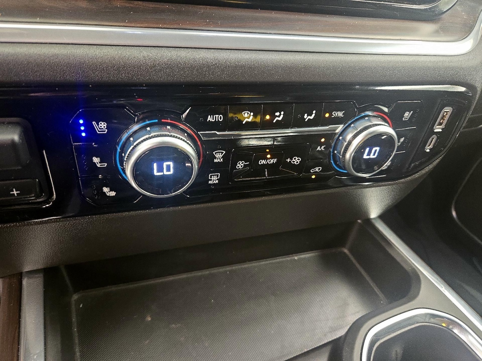 2025 GMC Sierra 1500 SLT - Photo 17