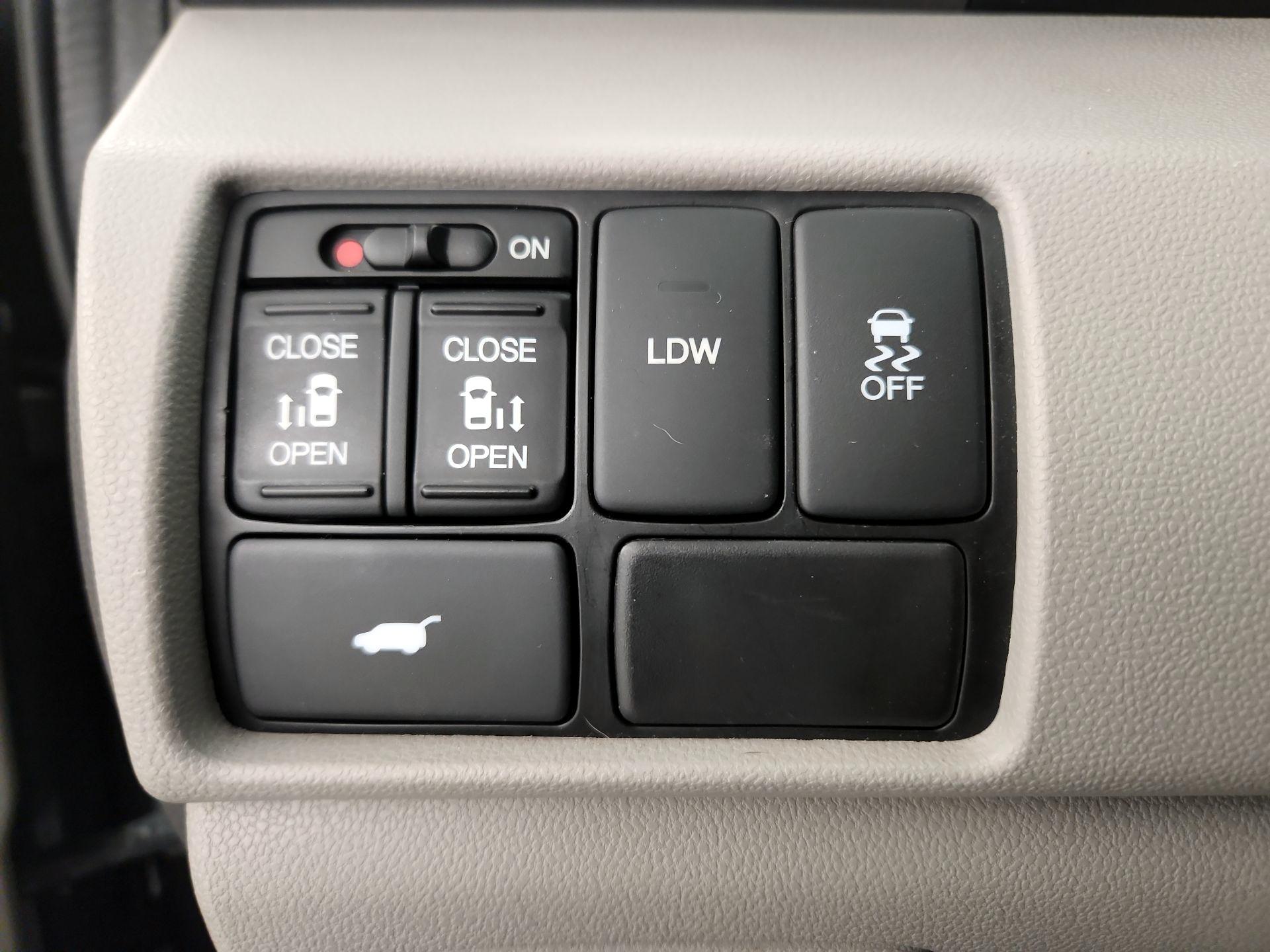 Thumbnail: 2017 Honda Odyssey - 13