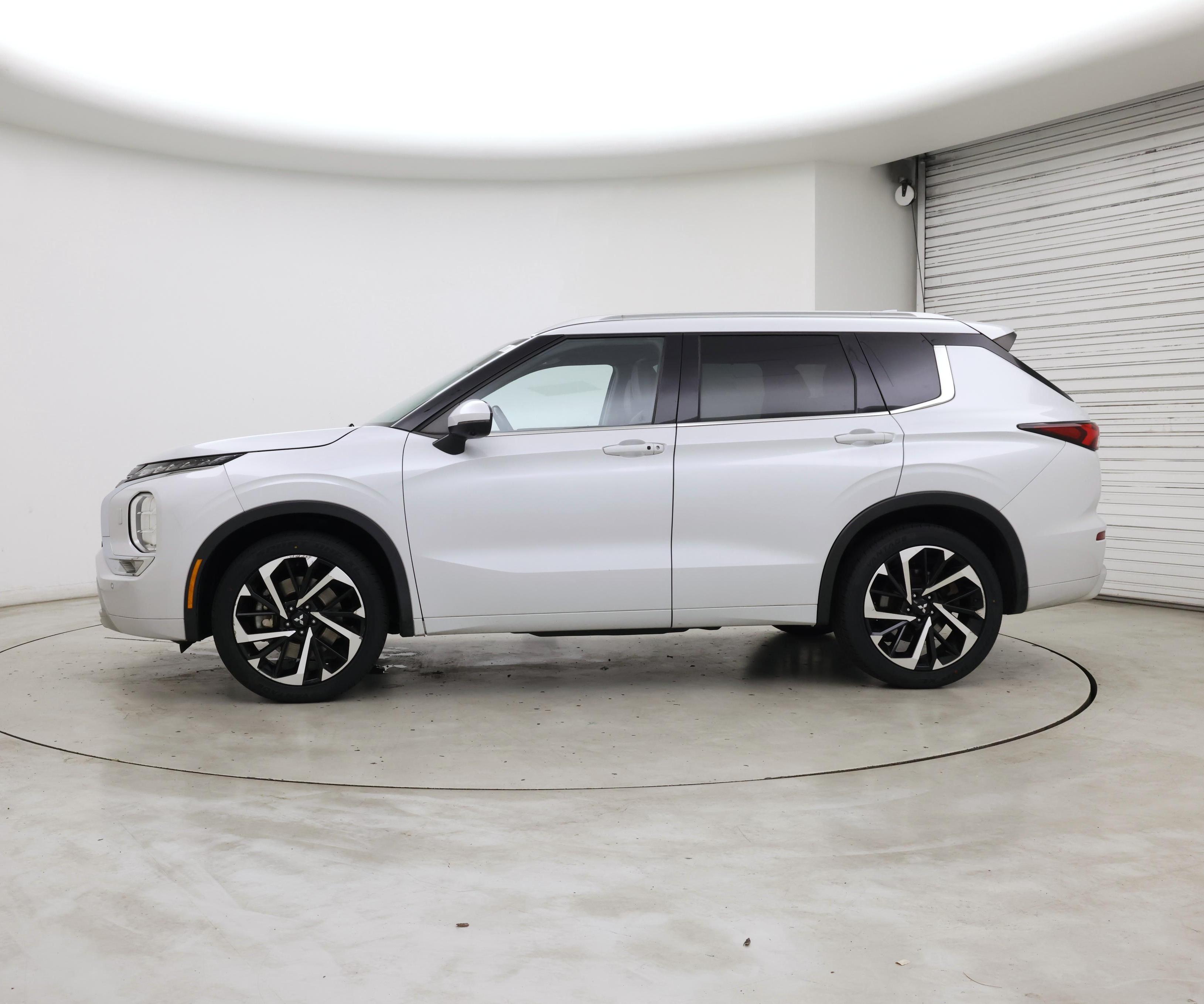 Thumbnail: 2022 Mitsubishi Outlander - 3