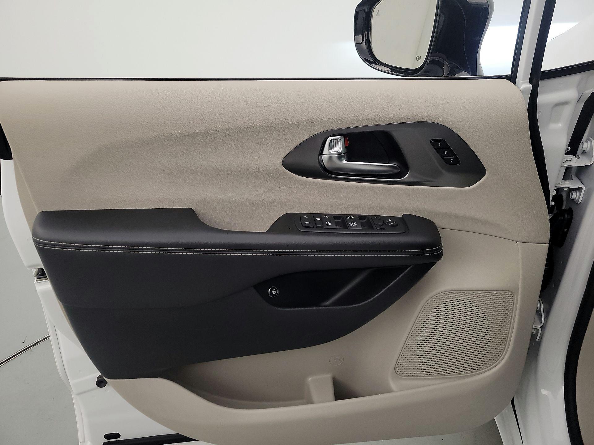 Thumbnail: 2024 Chrysler Pacifica - 12