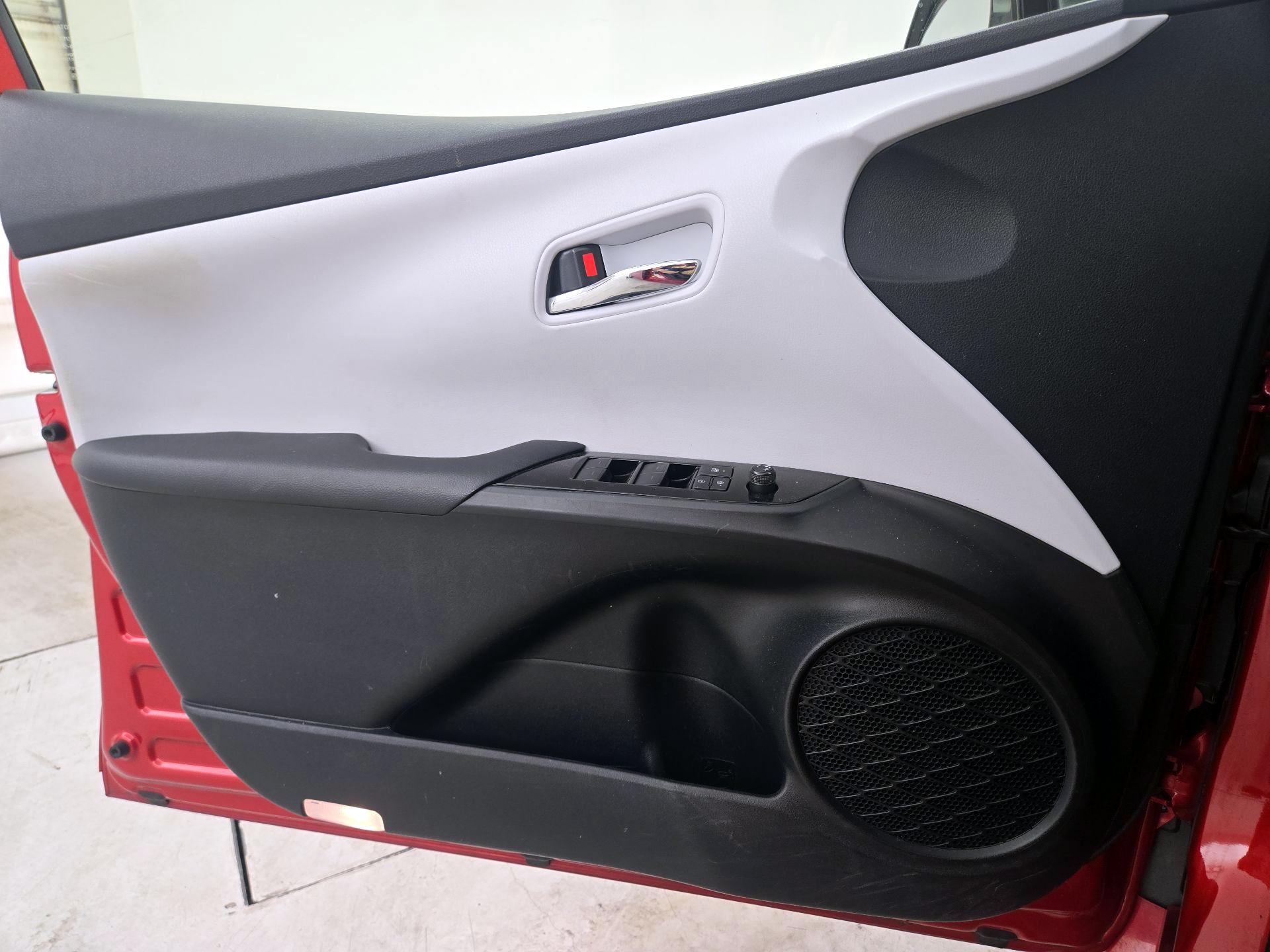 Thumbnail: 2019 Toyota Prius - 12