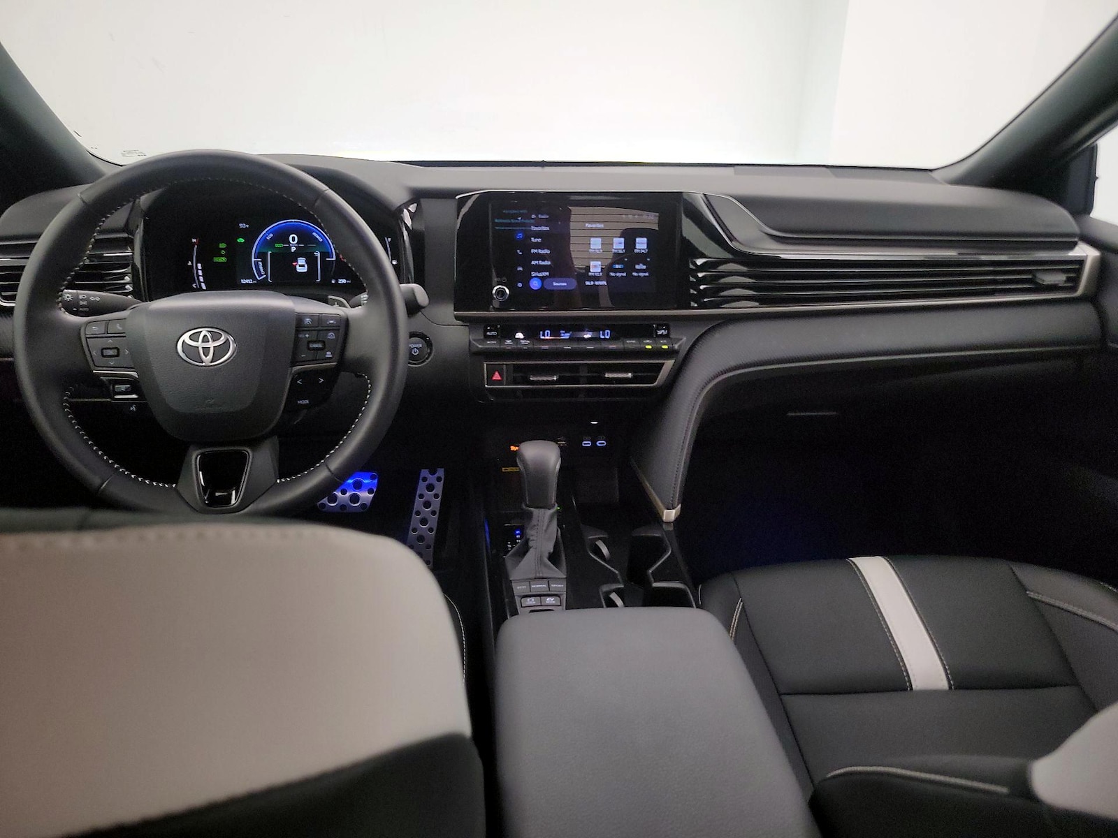 2025 Toyota Camry SE - Photo 10