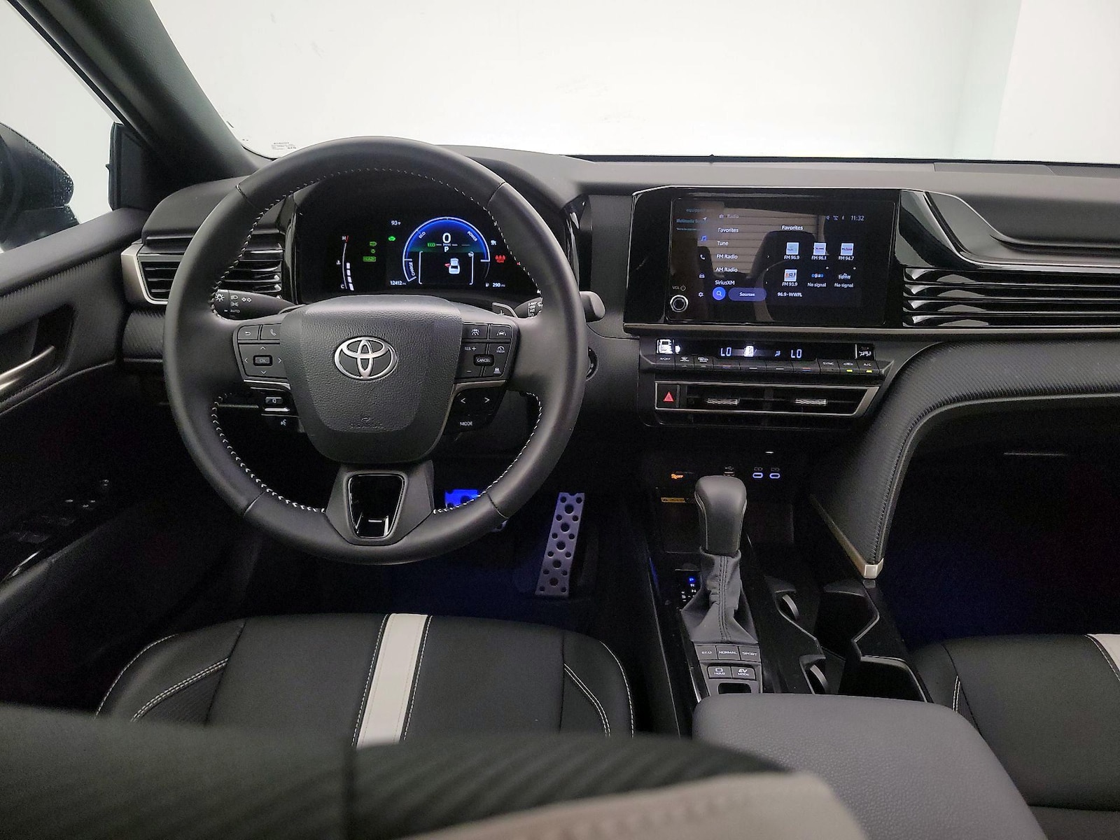 2025 Toyota Camry SE - Photo 11
