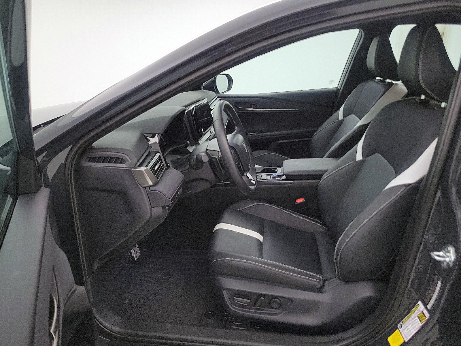 2025 Toyota Camry SE - Photo 12