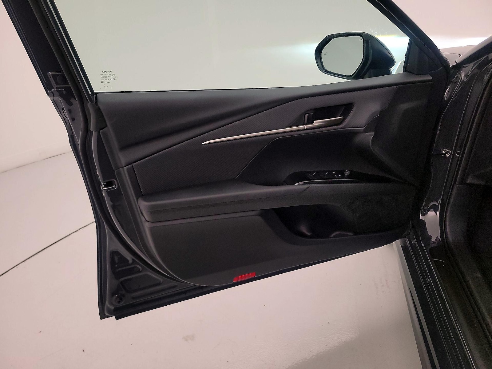 2025 Toyota Camry SE - Photo 13