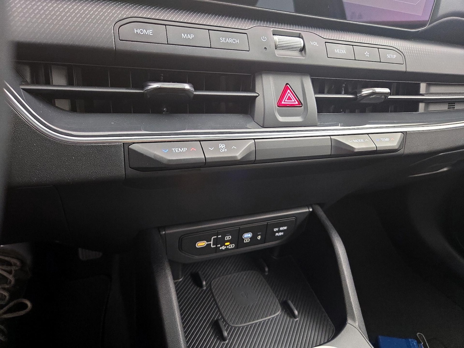 2025 Kia K4 GT-Line - Photo 18