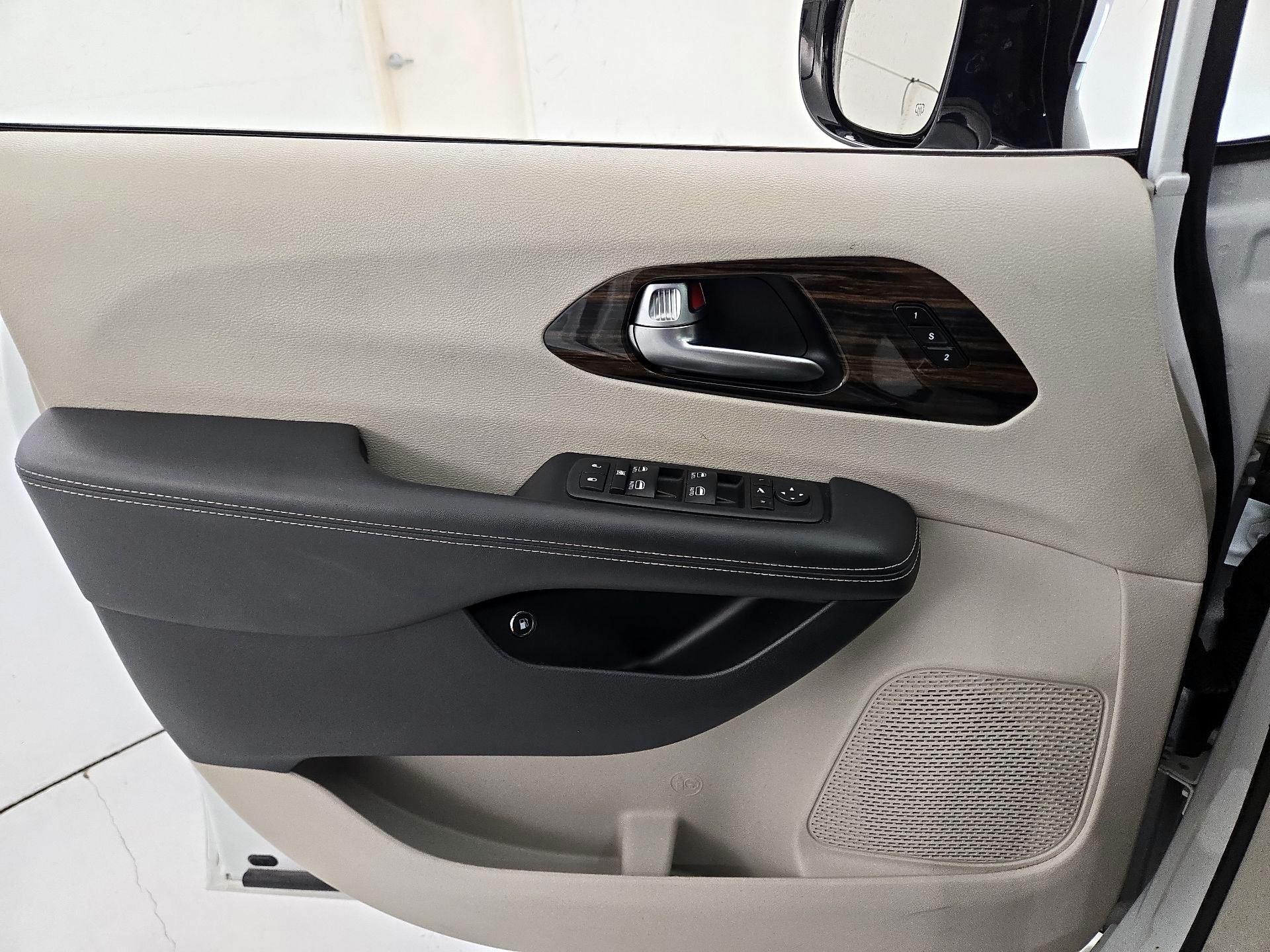 Thumbnail: 2023 Chrysler Pacifica - 12