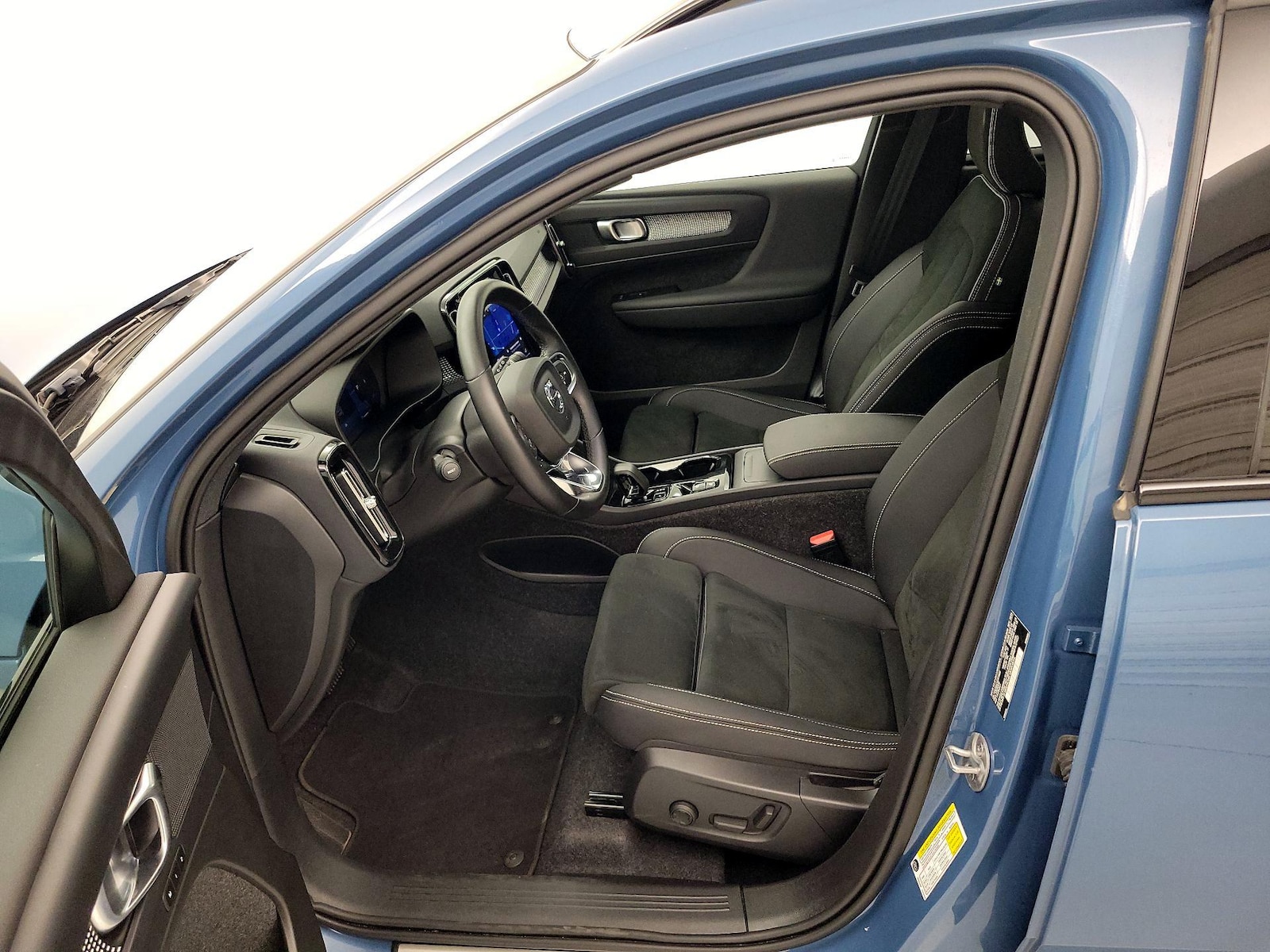 2025 Volvo XC40 Plus - Photo 12