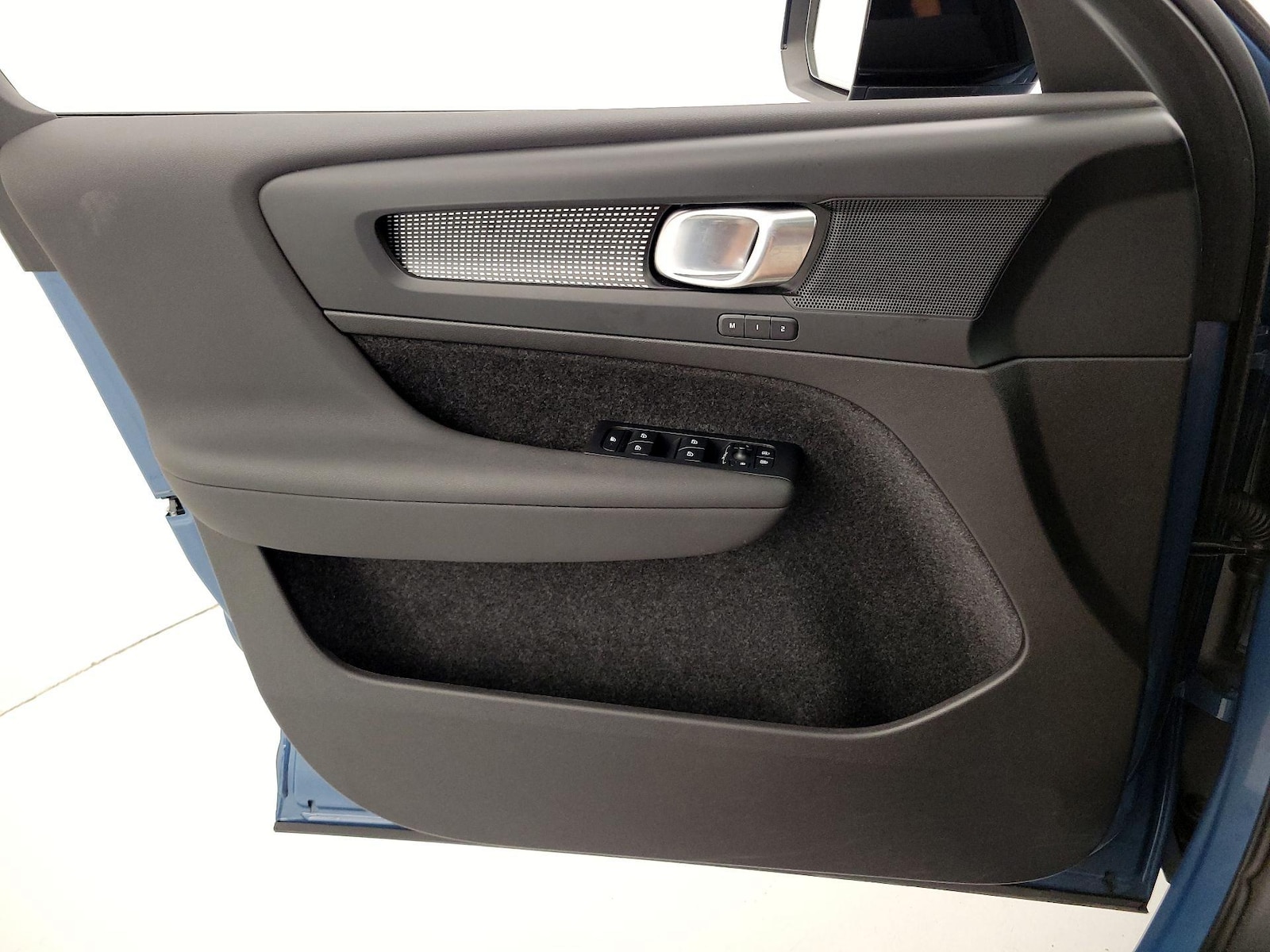 2025 Volvo XC40 Plus - Photo 13