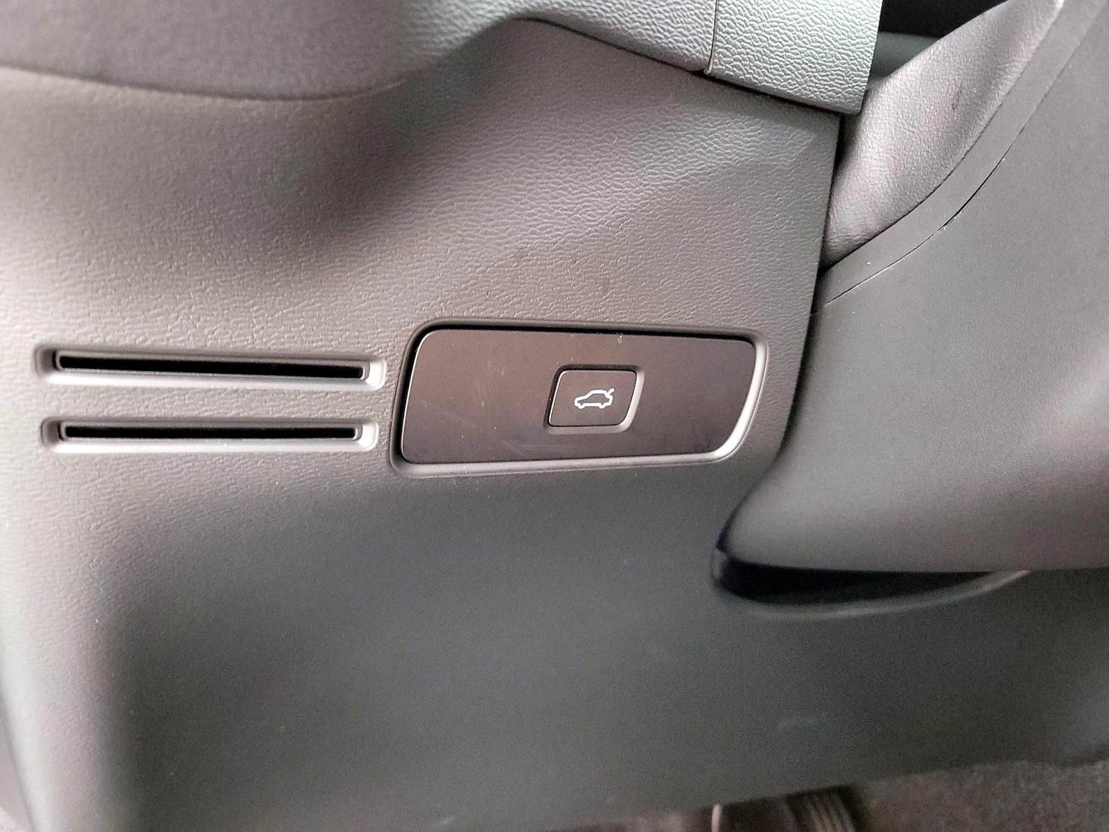 2025 Volvo XC40 Plus - Photo 14