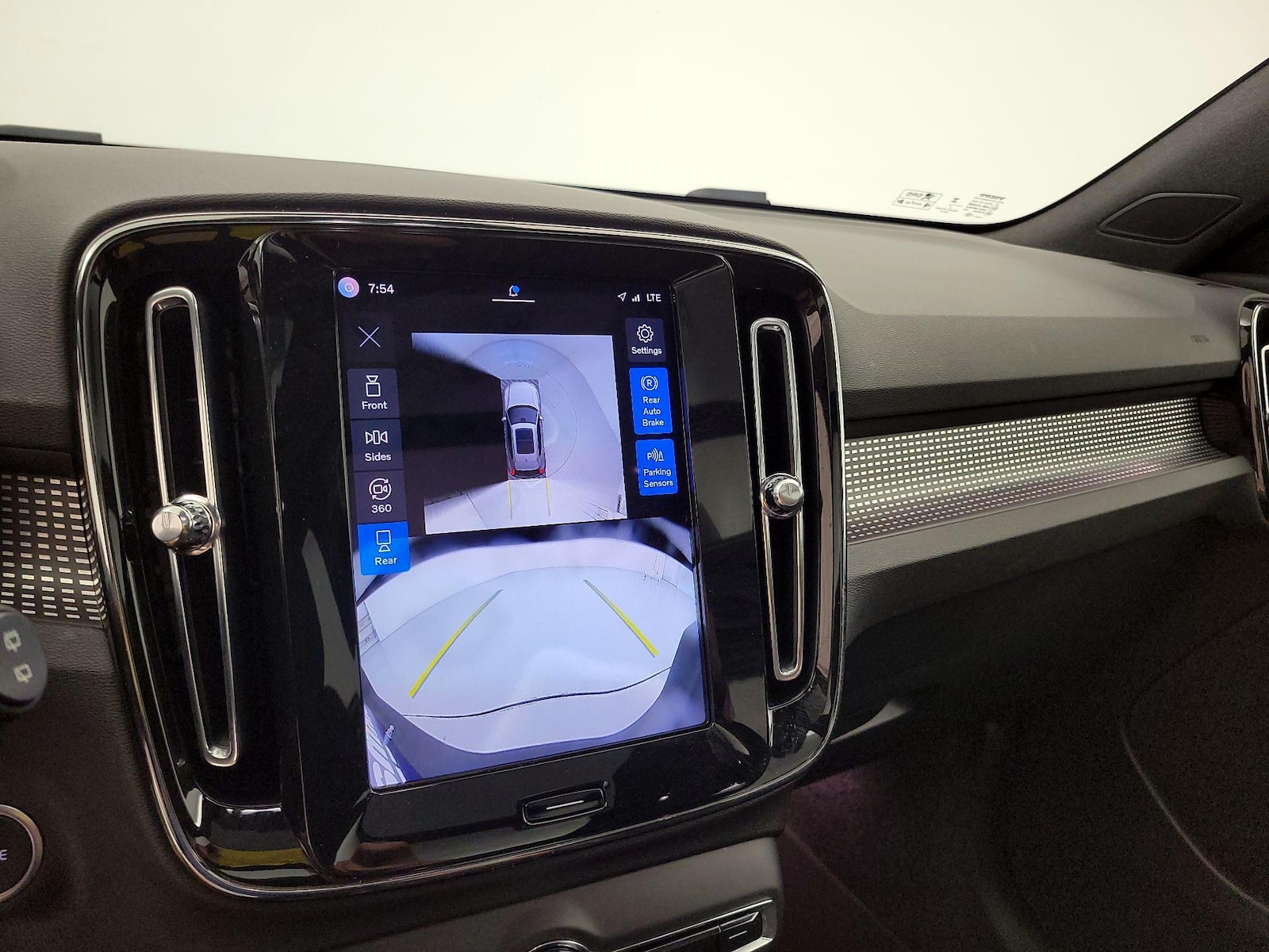 2025 Volvo XC40 Plus - Photo 16