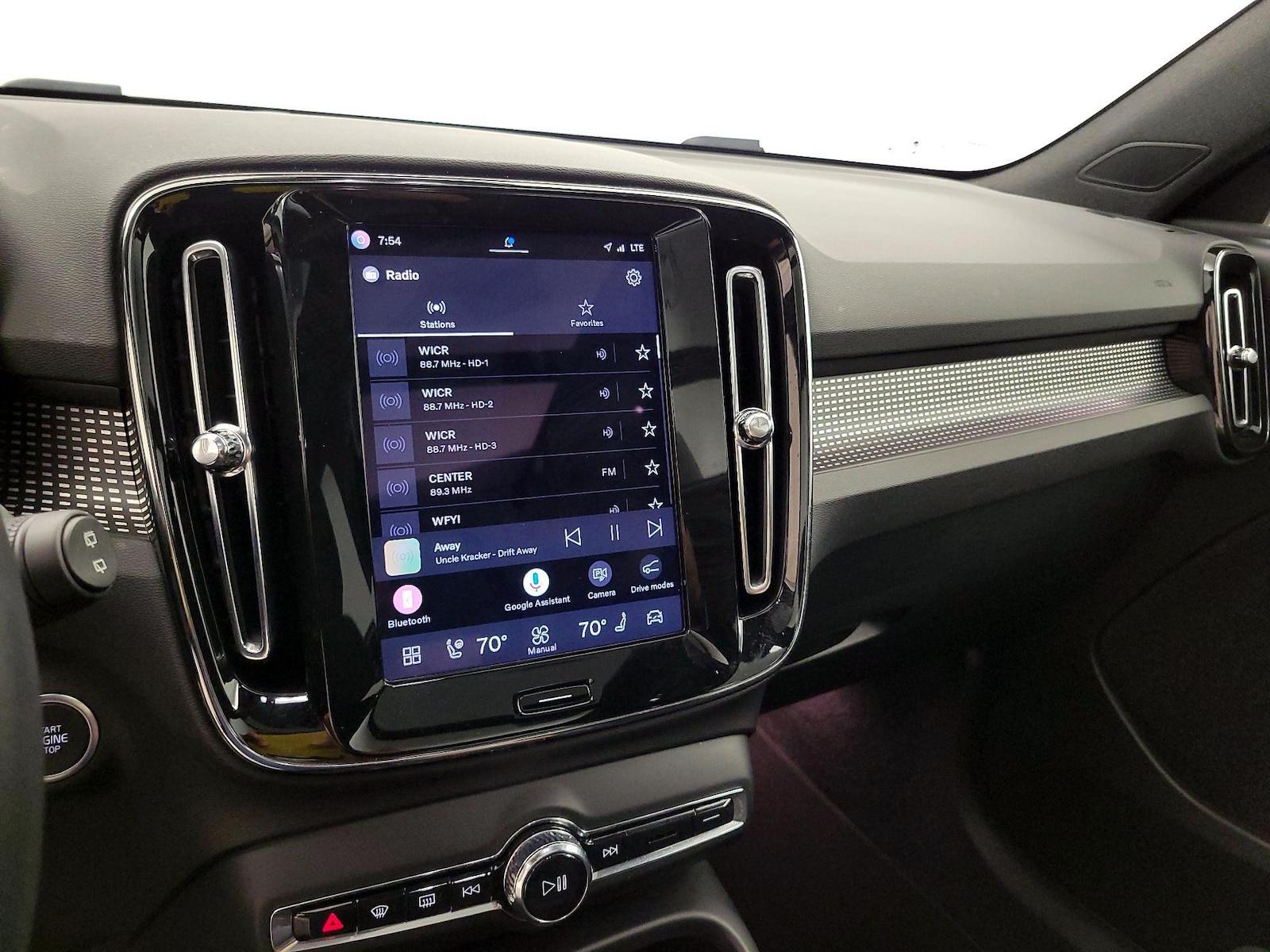 2025 Volvo XC40 Plus - Photo 17