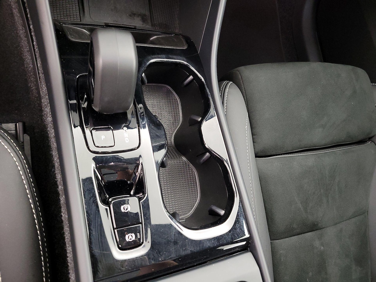 2025 Volvo XC40 Plus - Photo 19