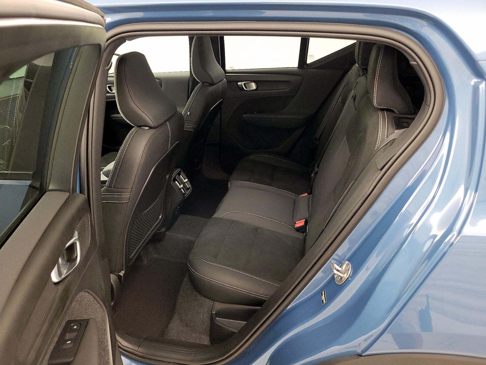 2025 Volvo XC40 Plus - Photo 22