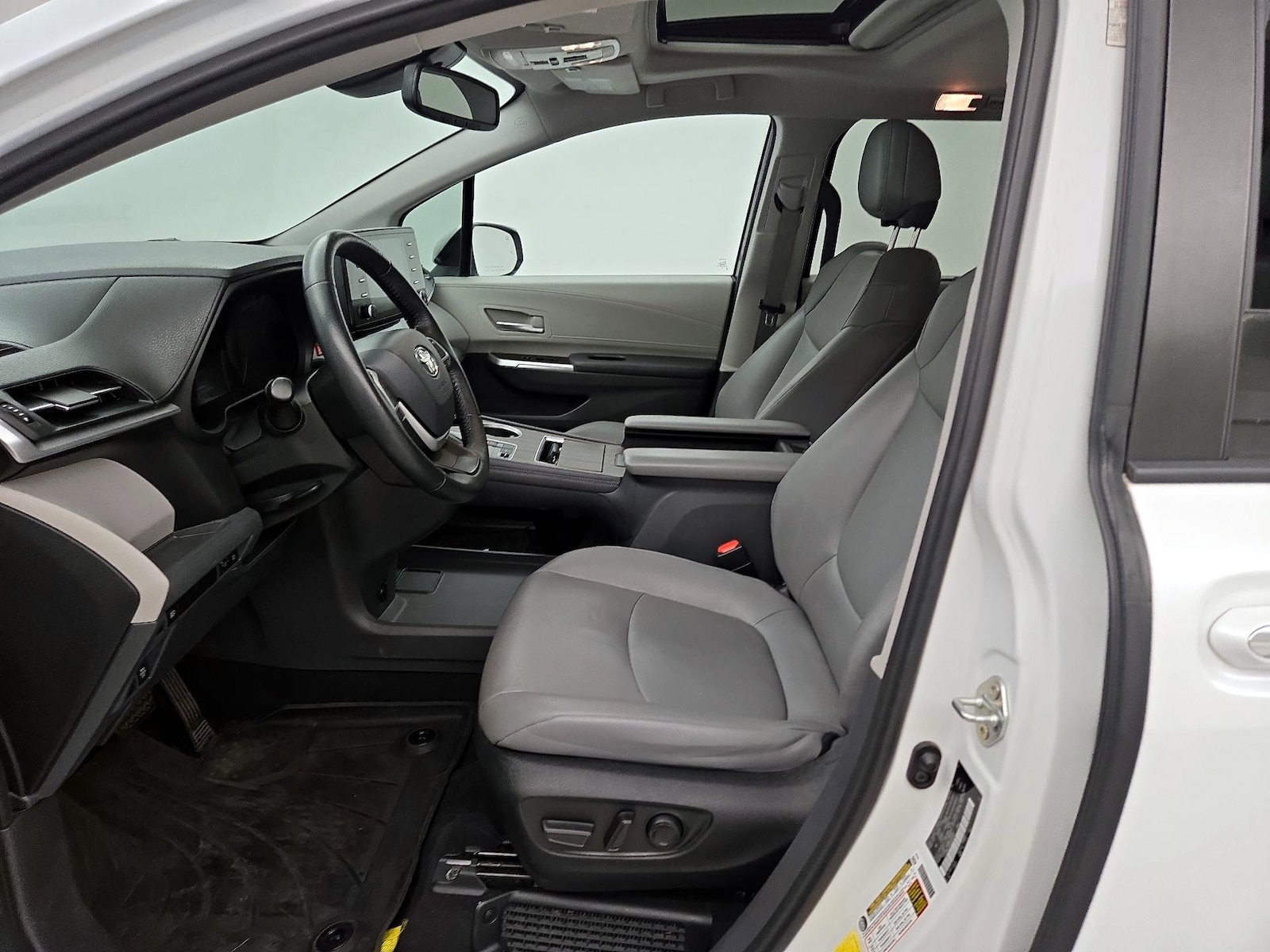 2022 Toyota Sienna XLE - Photo 12