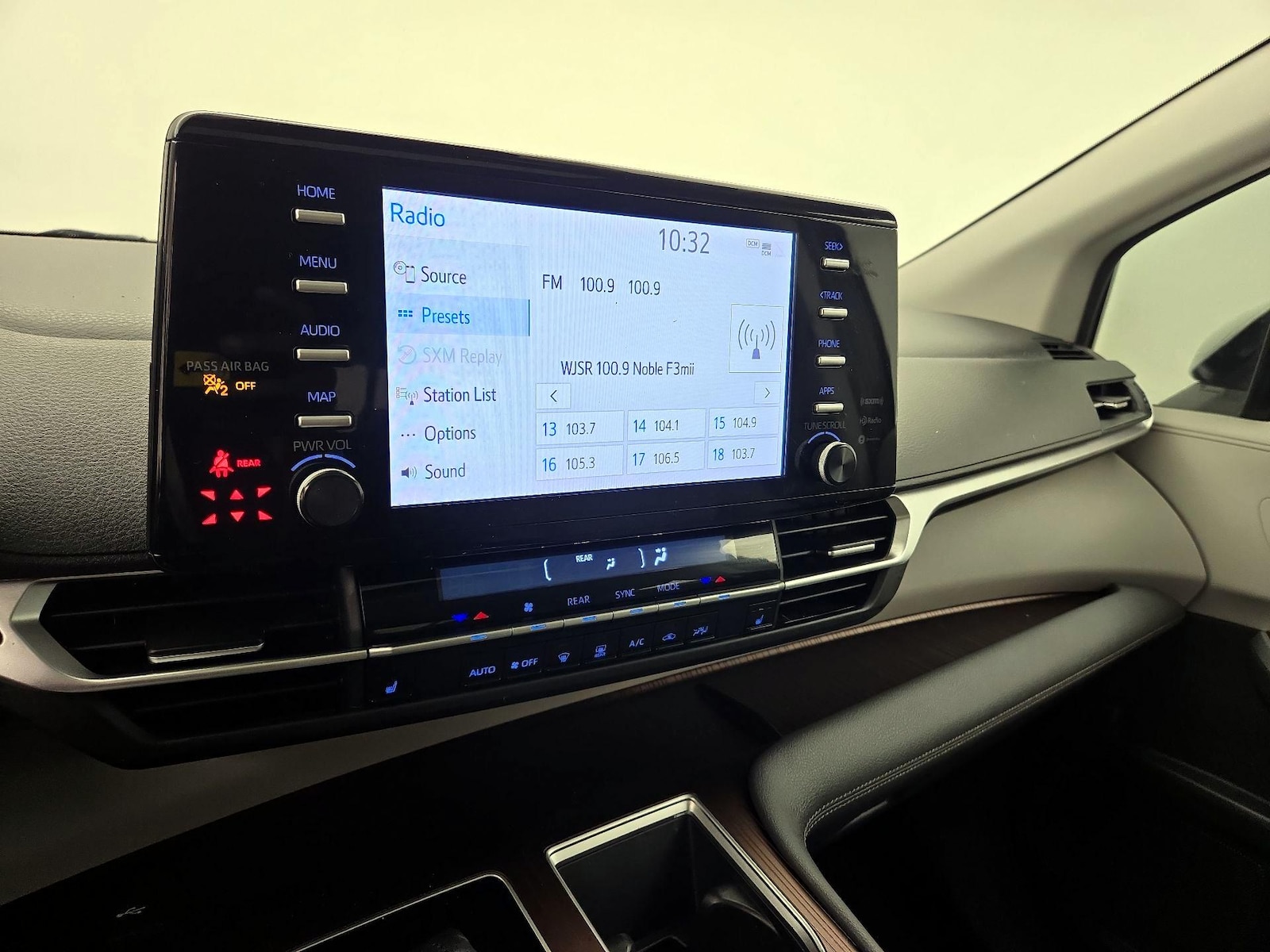 2022 Toyota Sienna XLE - Photo 16