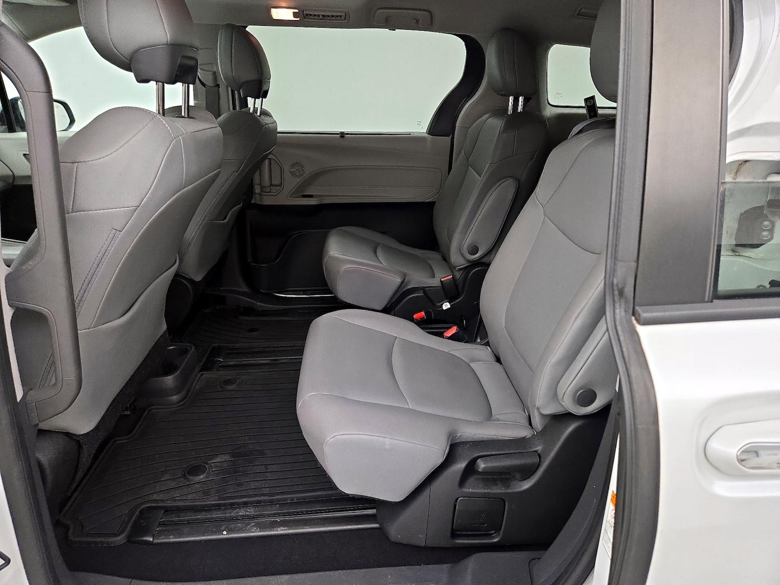 2022 Toyota Sienna XLE - Photo 21
