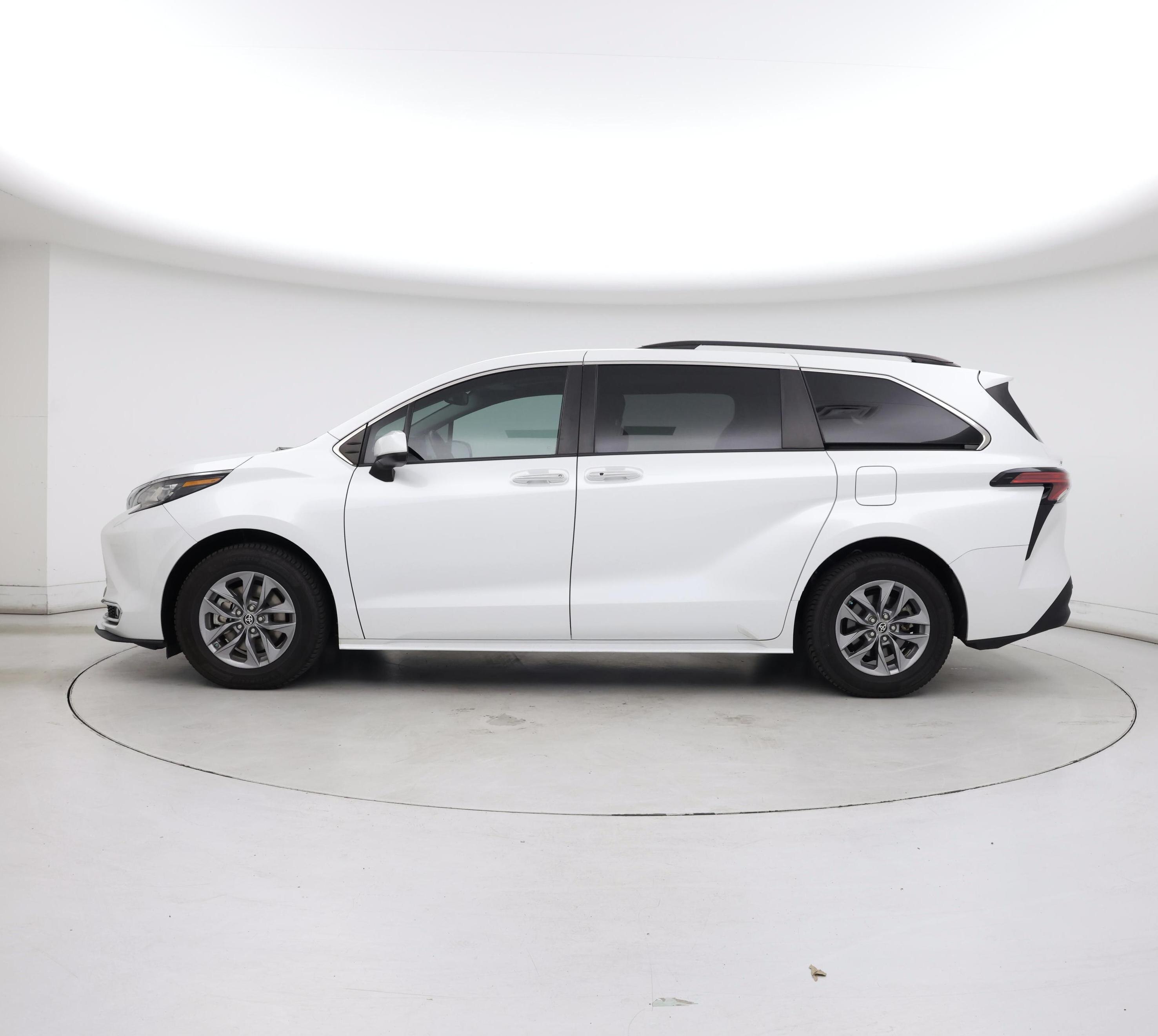 Thumbnail: 2022 Toyota Sienna - 3