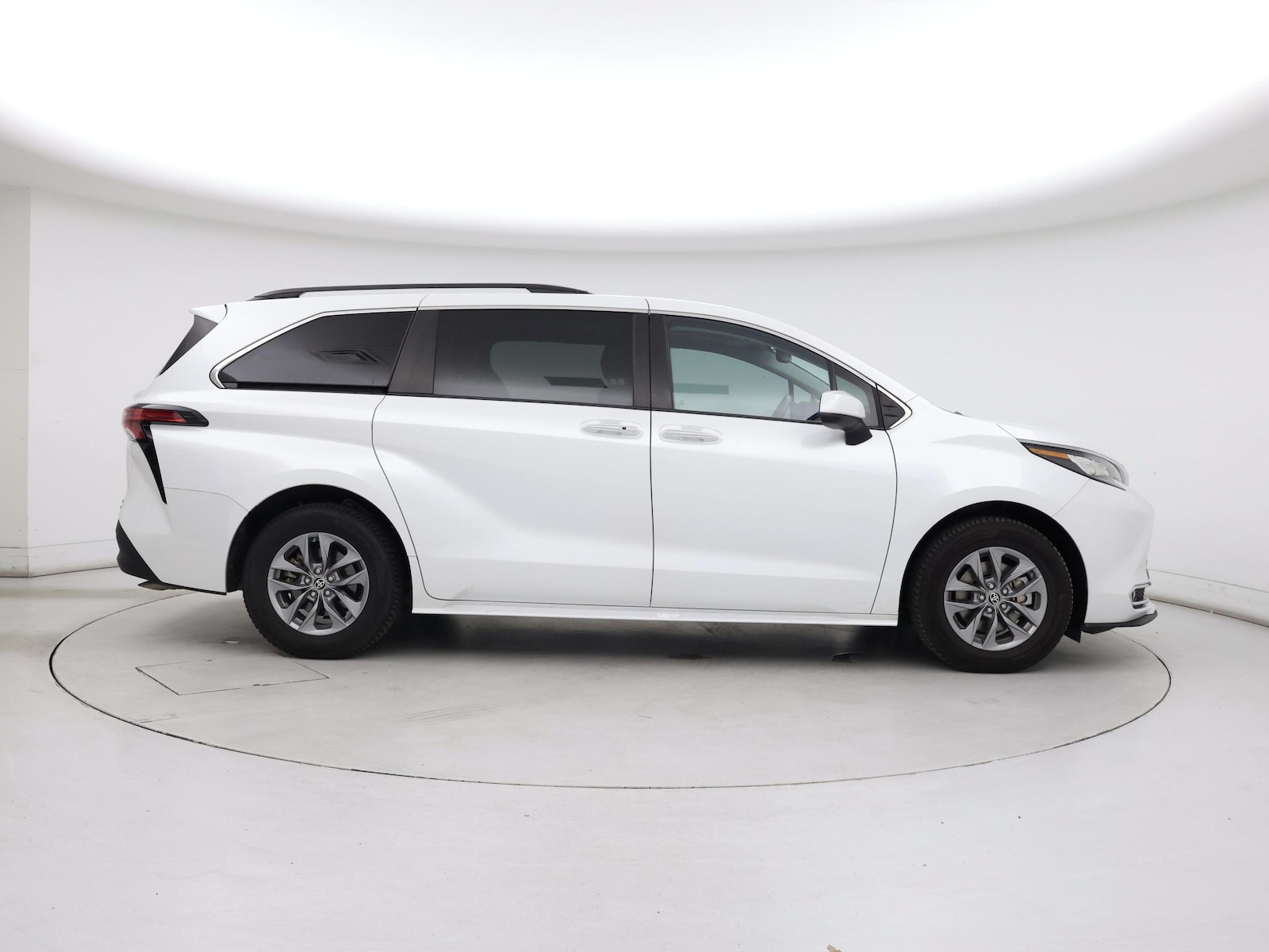 2022 Toyota Sienna XLE - Photo 8