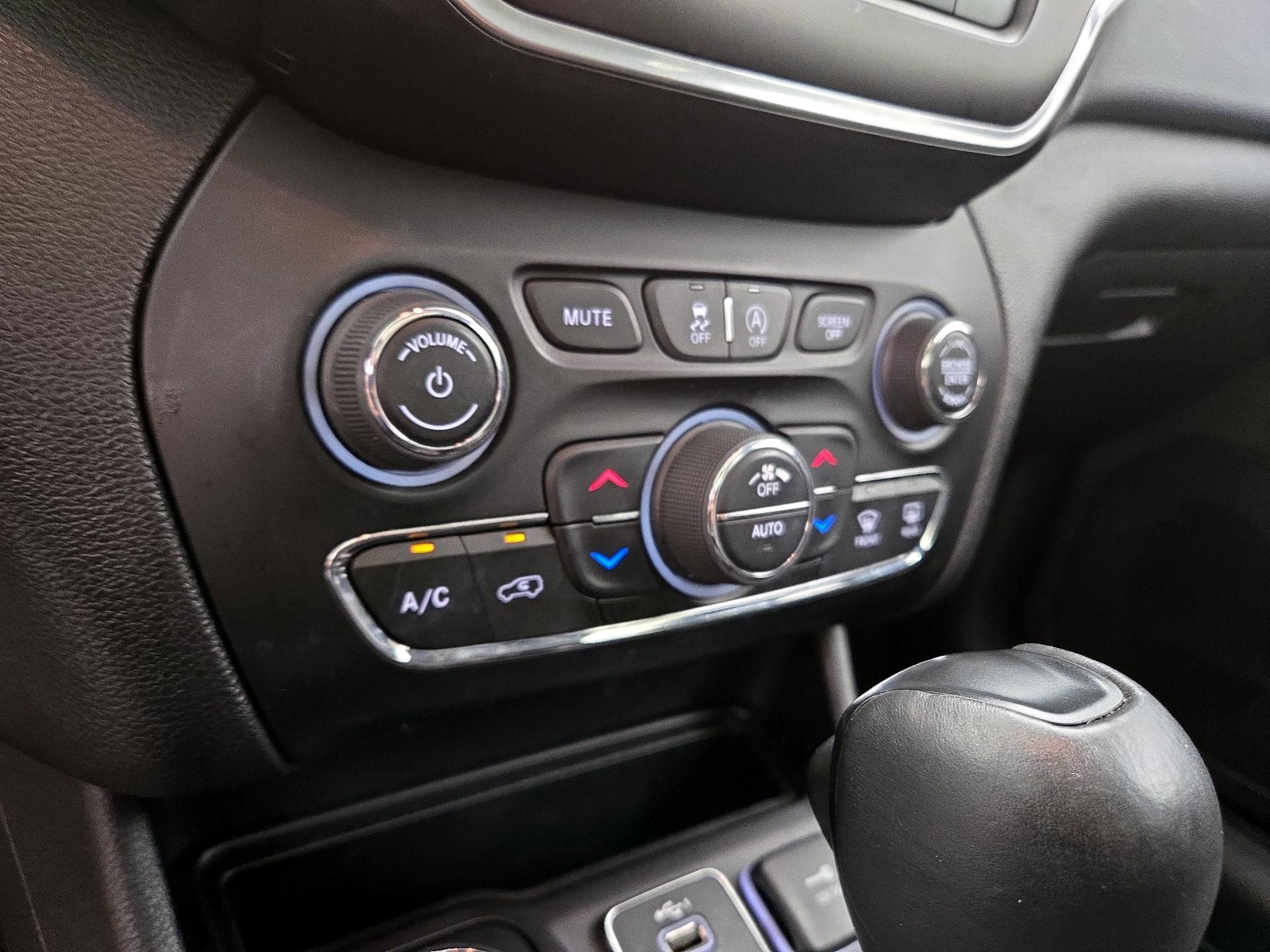 Thumbnail: 2021 Jeep Cherokee - 17