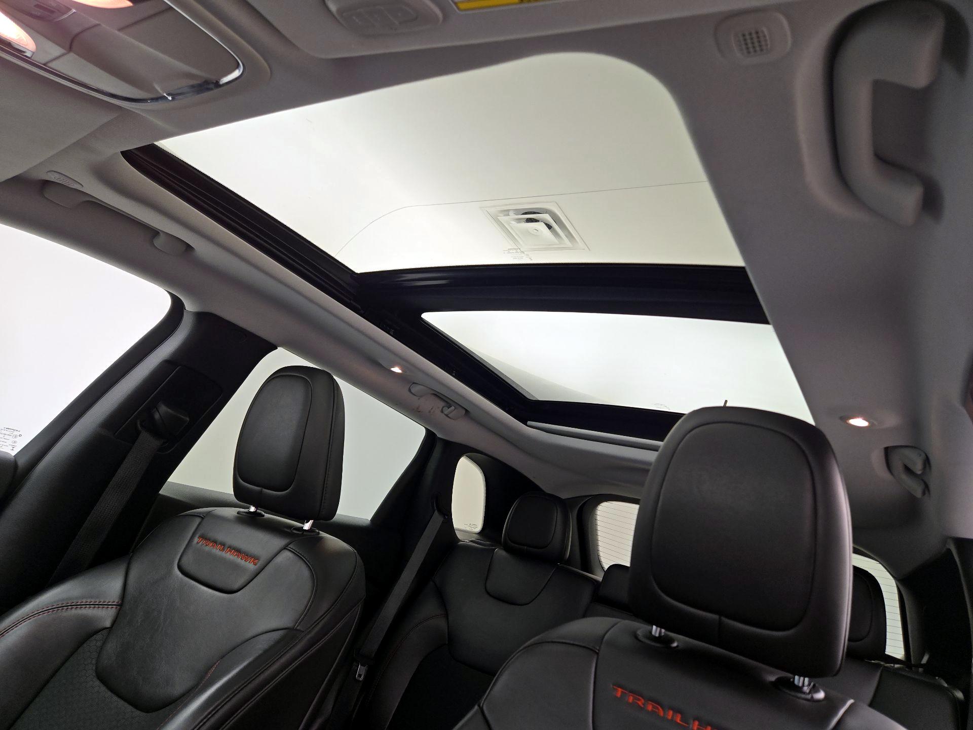 Thumbnail: 2021 Jeep Cherokee - 20