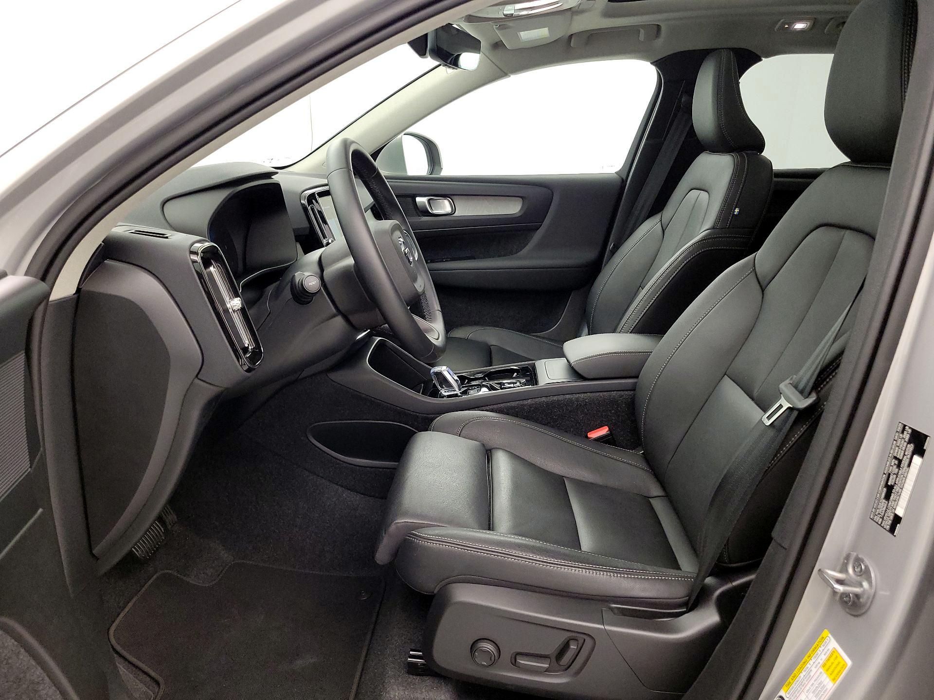 Thumbnail: 2025 Volvo XC40 - 11