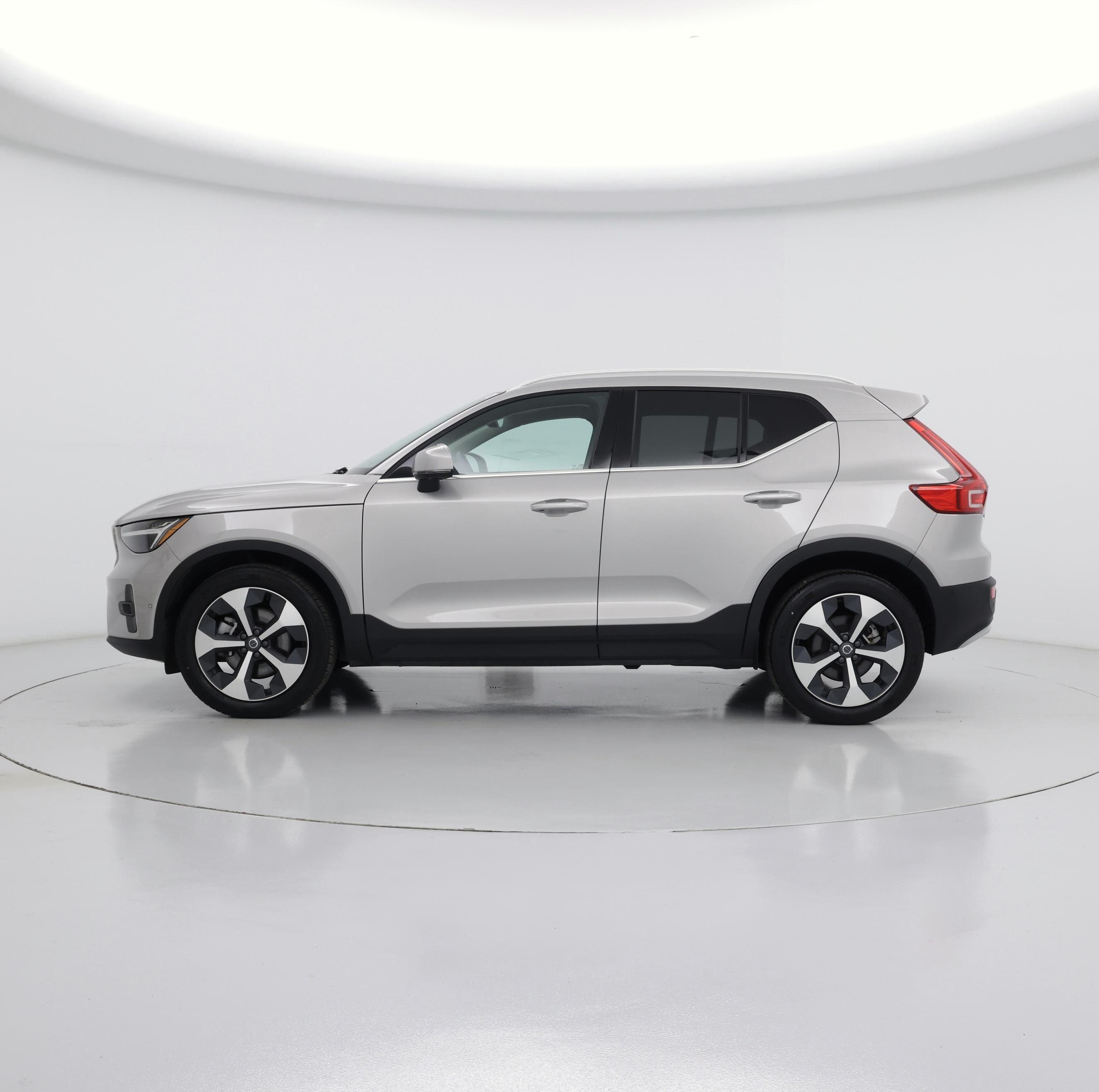 Thumbnail: 2025 Volvo XC40 - 3