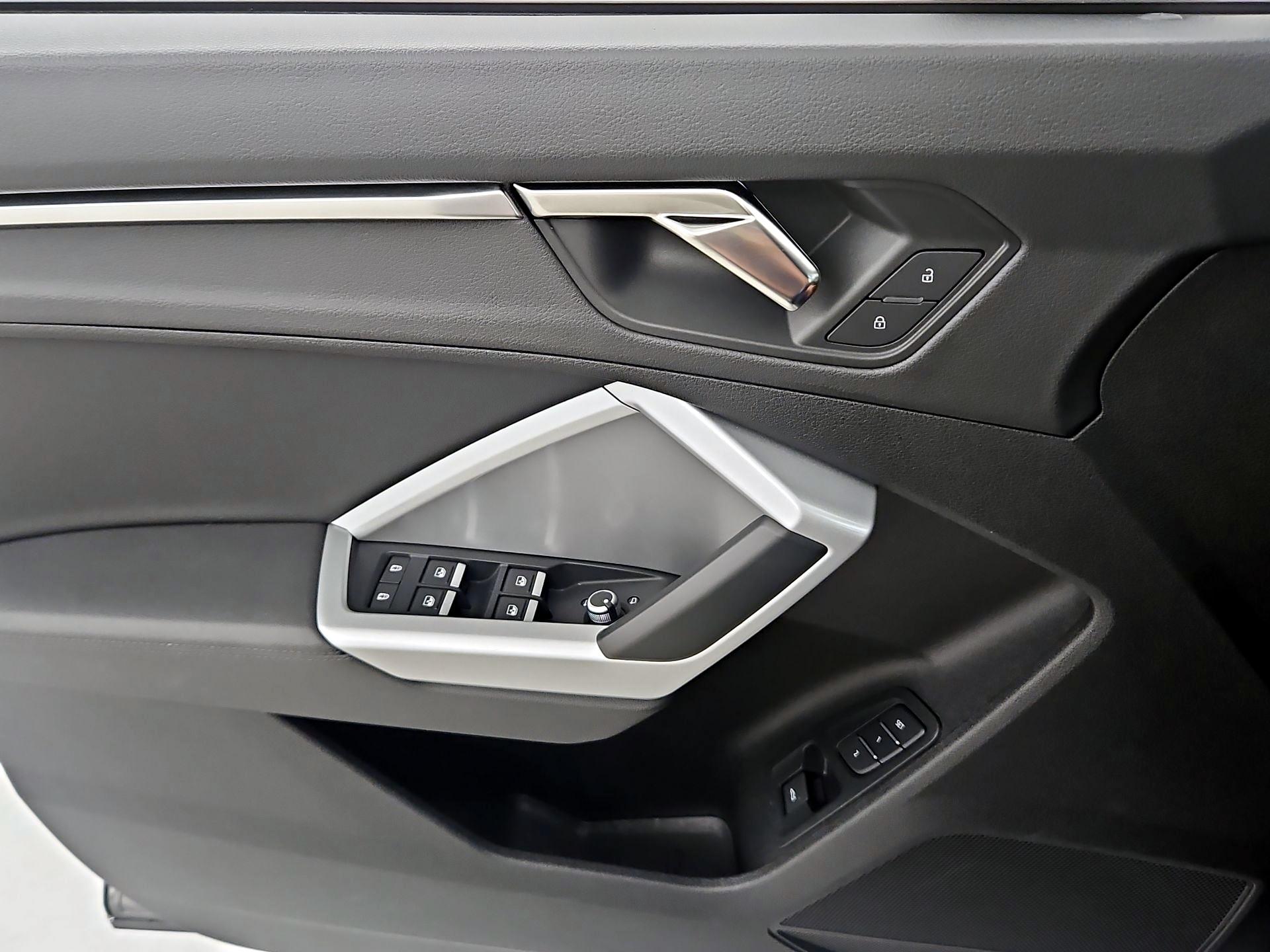 Thumbnail: 2023 Audi Q3 - 12