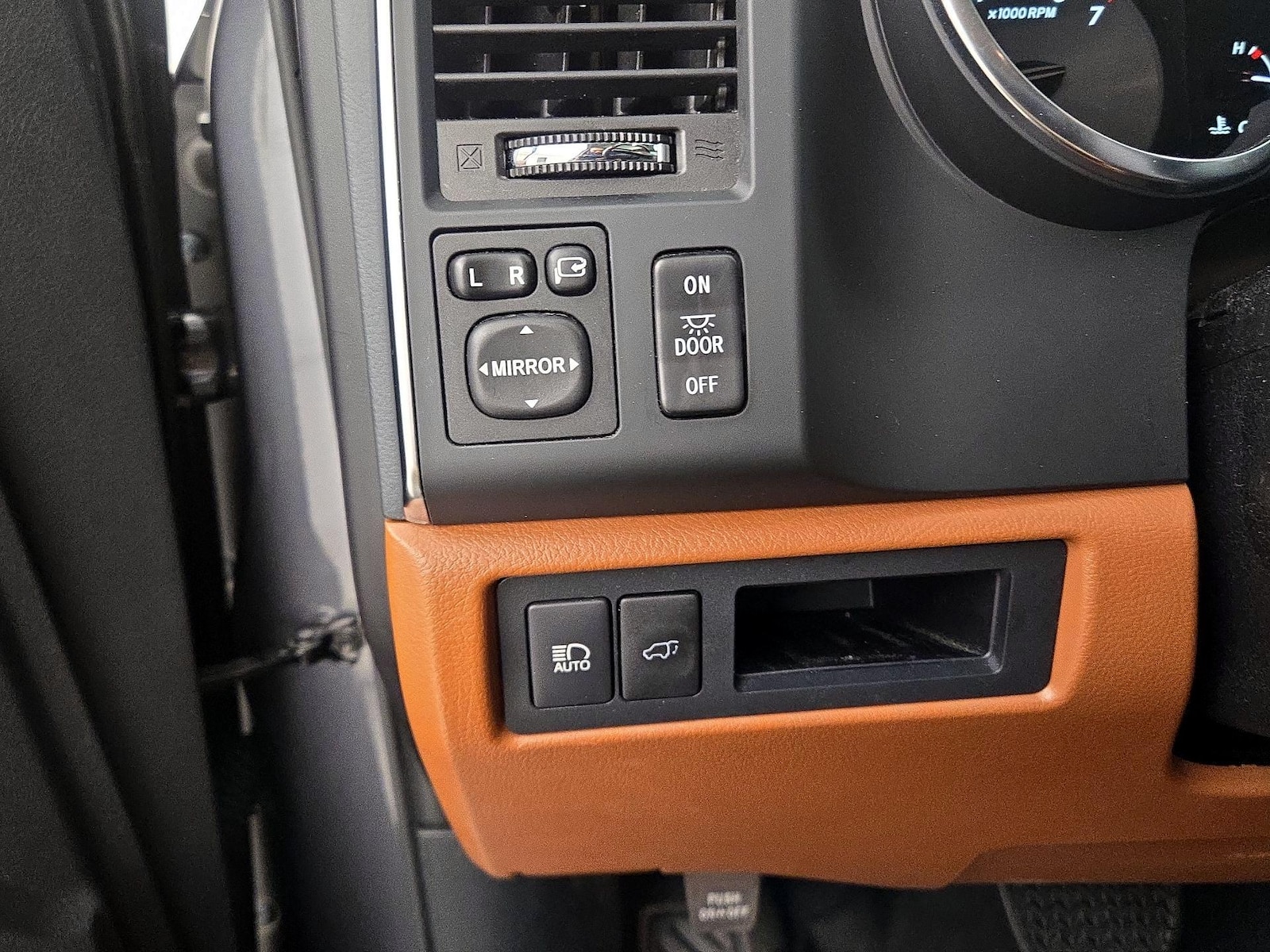 2021 Toyota Sequoia Platinum - Photo 14