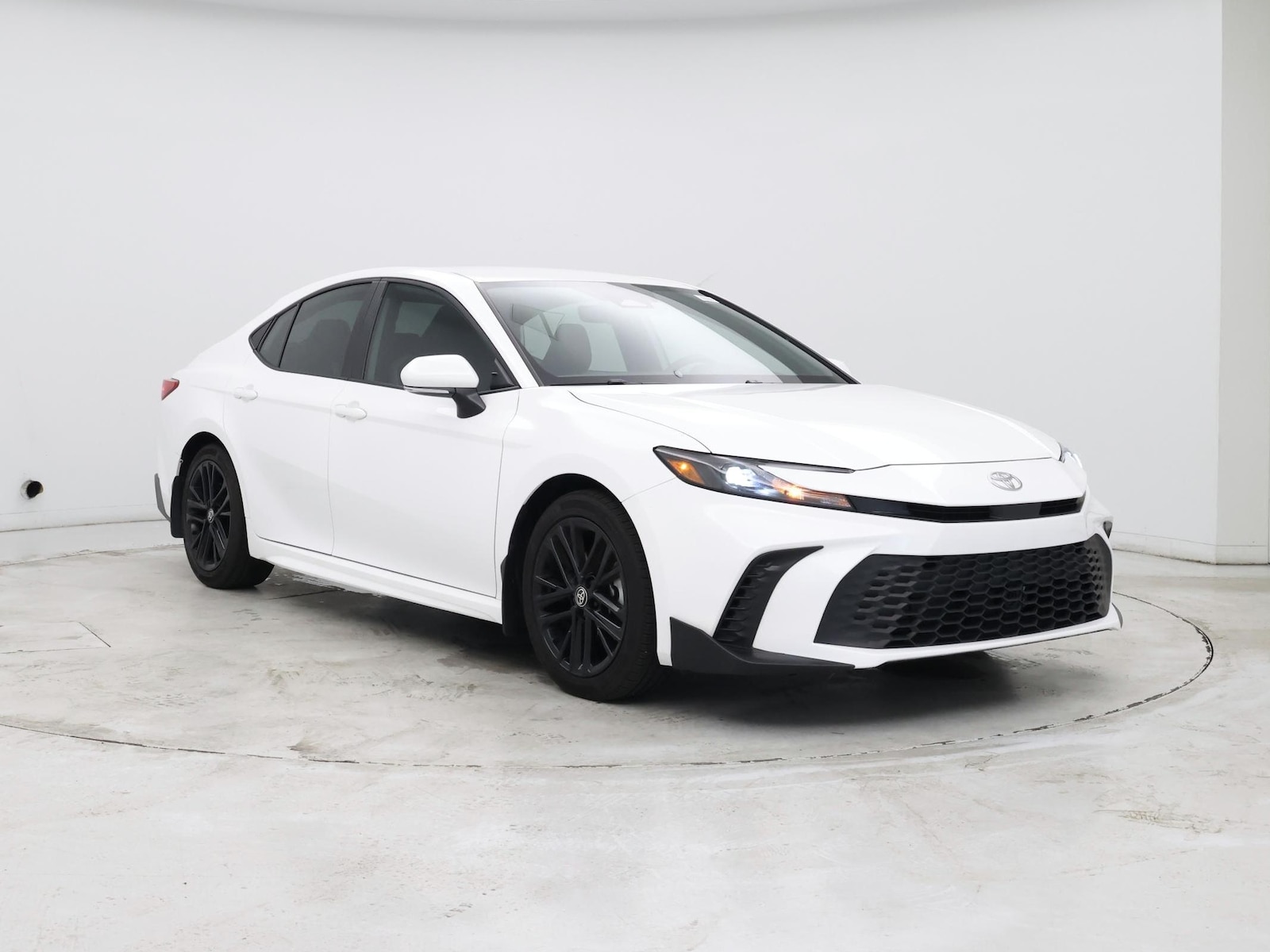 2025 Toyota Camry SE - Photo 2
