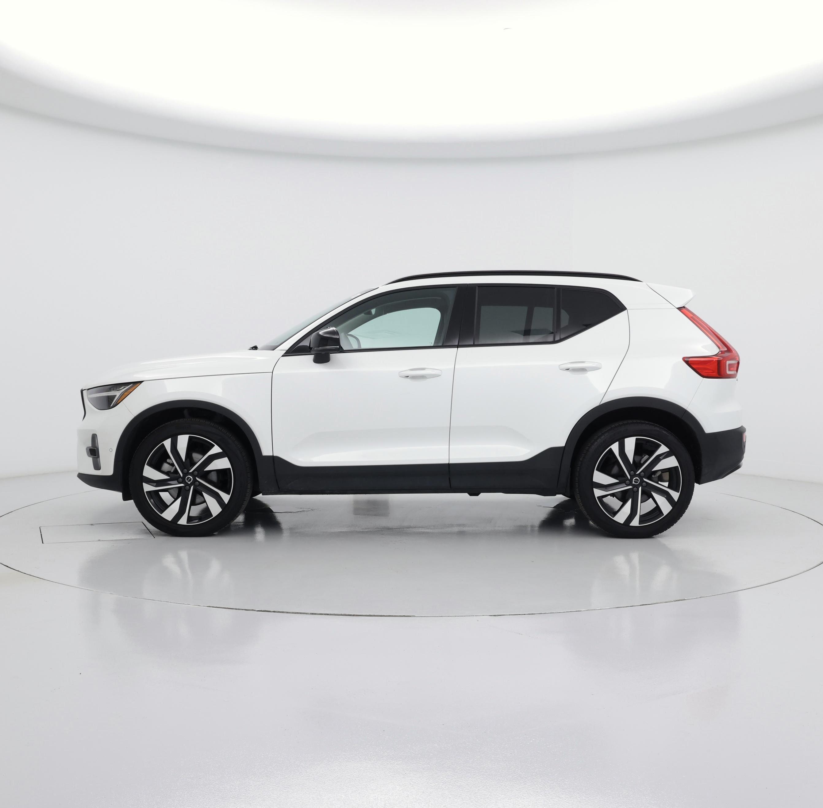 Thumbnail: 2025 Volvo XC40 - 3