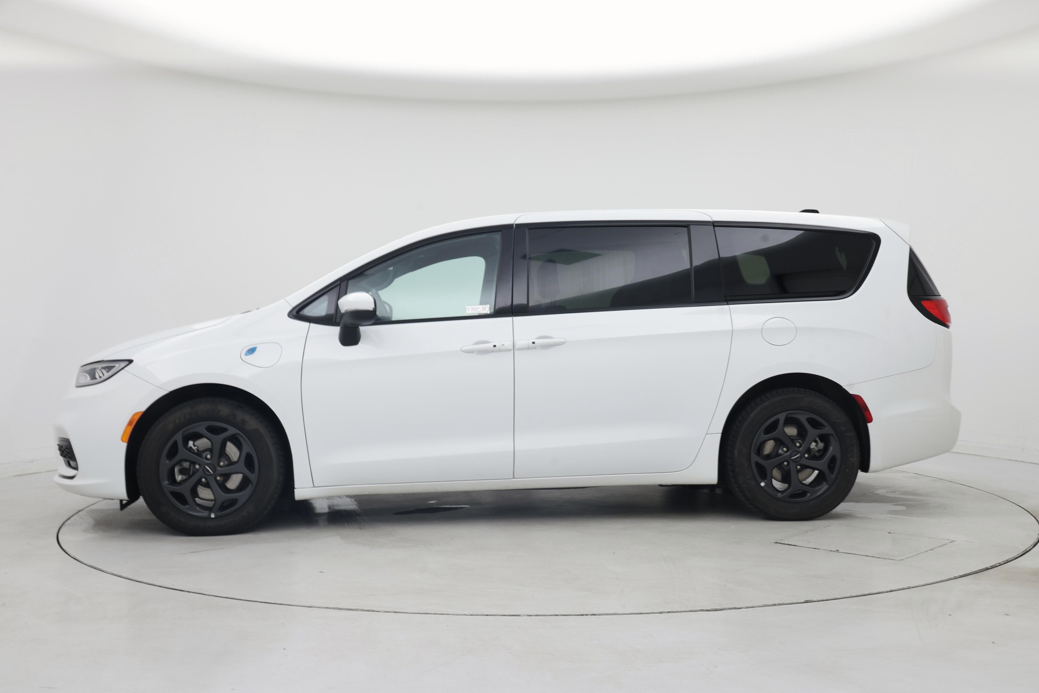 Thumbnail: 2023 Chrysler Pacifica - 3