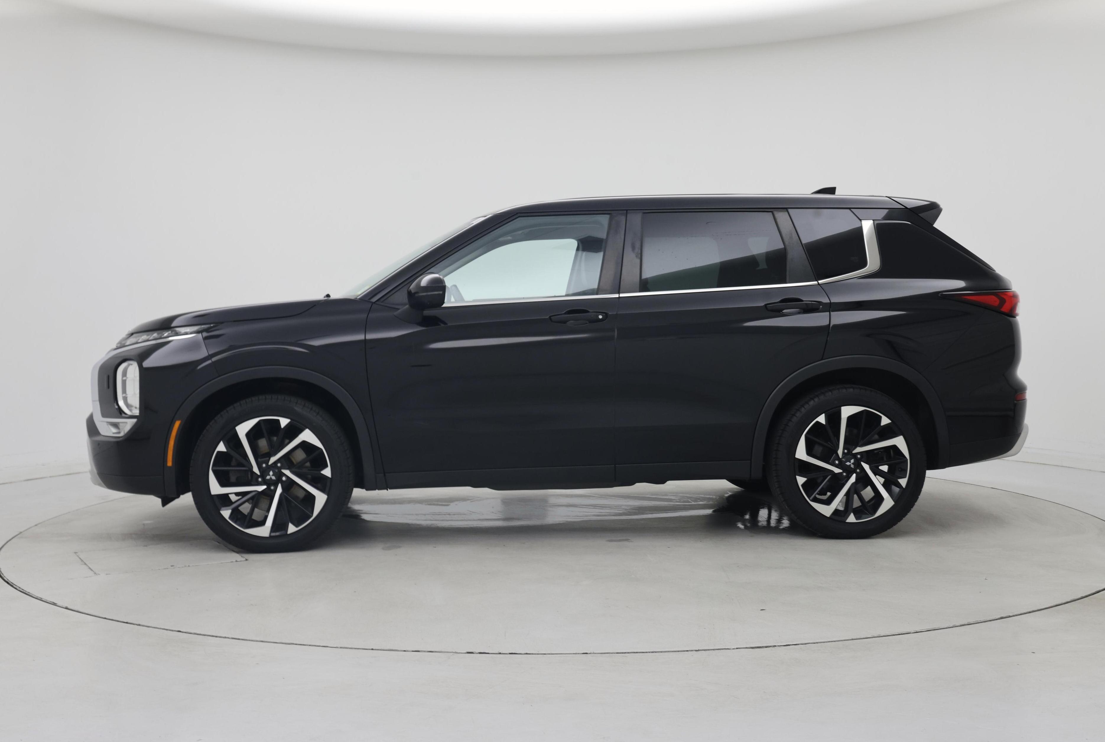 Thumbnail: 2022 Mitsubishi Outlander - 3