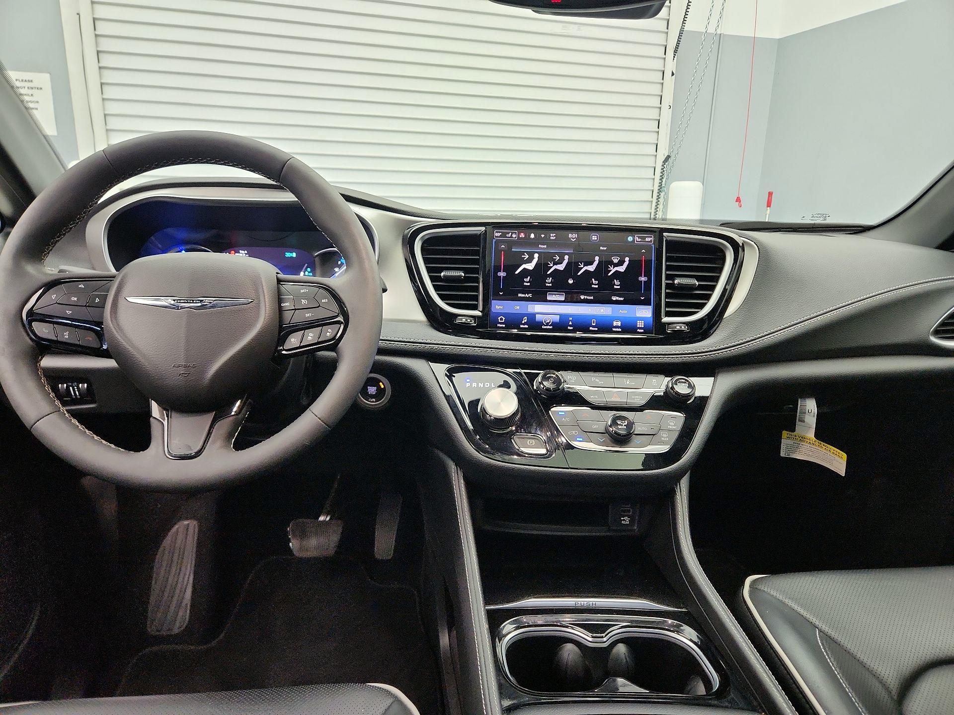 Thumbnail: 2023 Chrysler Pacifica - 9