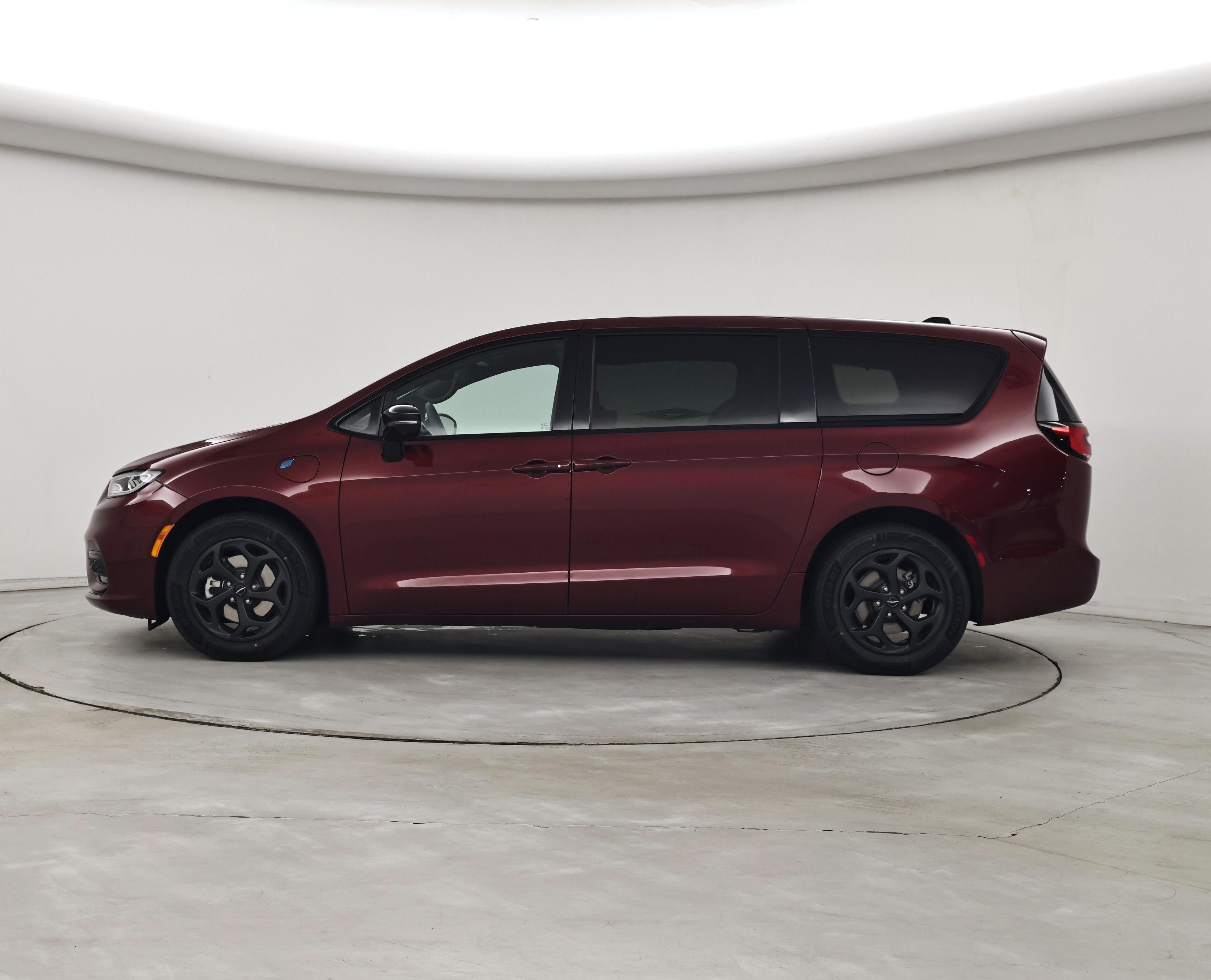 Thumbnail: 2023 Chrysler Pacifica - 3