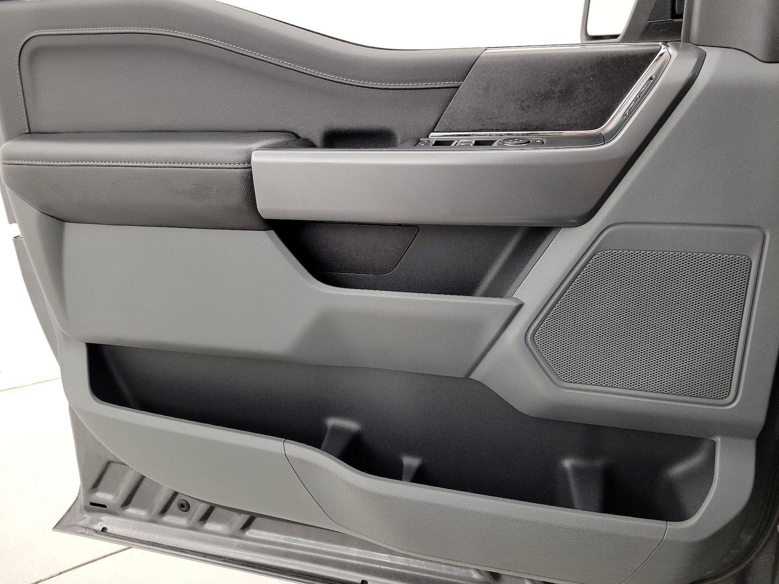 2025 Ford F-150 XLT - Photo 13