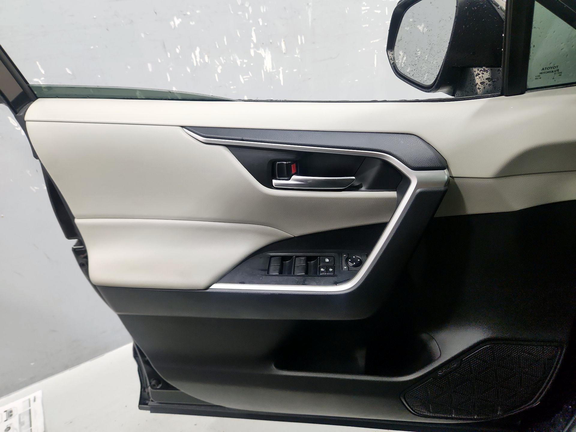 Thumbnail: 2021 Toyota RAV4 - 12