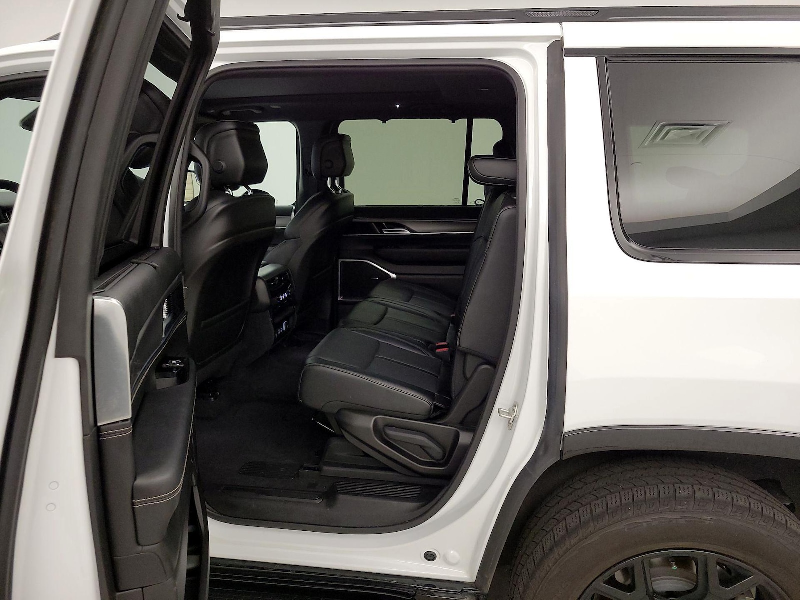 2024 Jeep Wagoneer Series II - Photo 18
