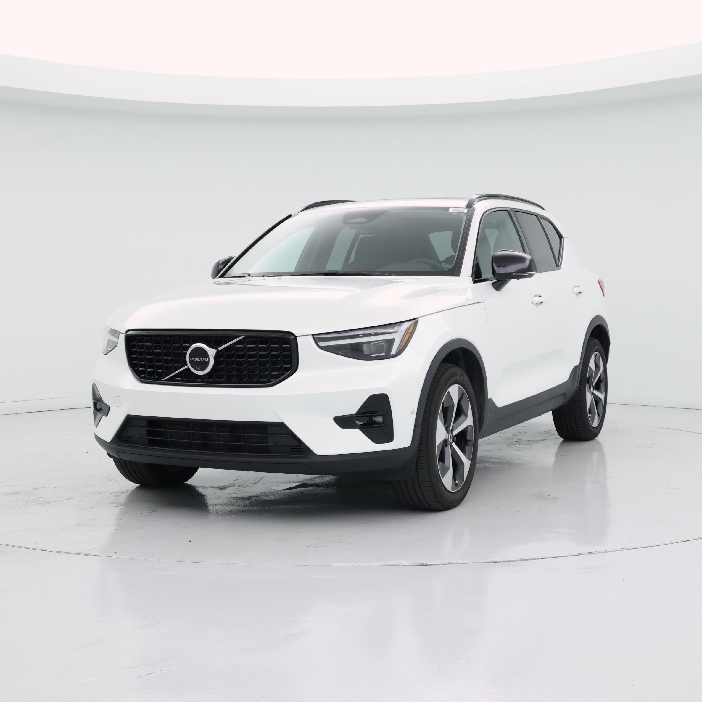 Thumbnail: 2025 Volvo XC40 - 4