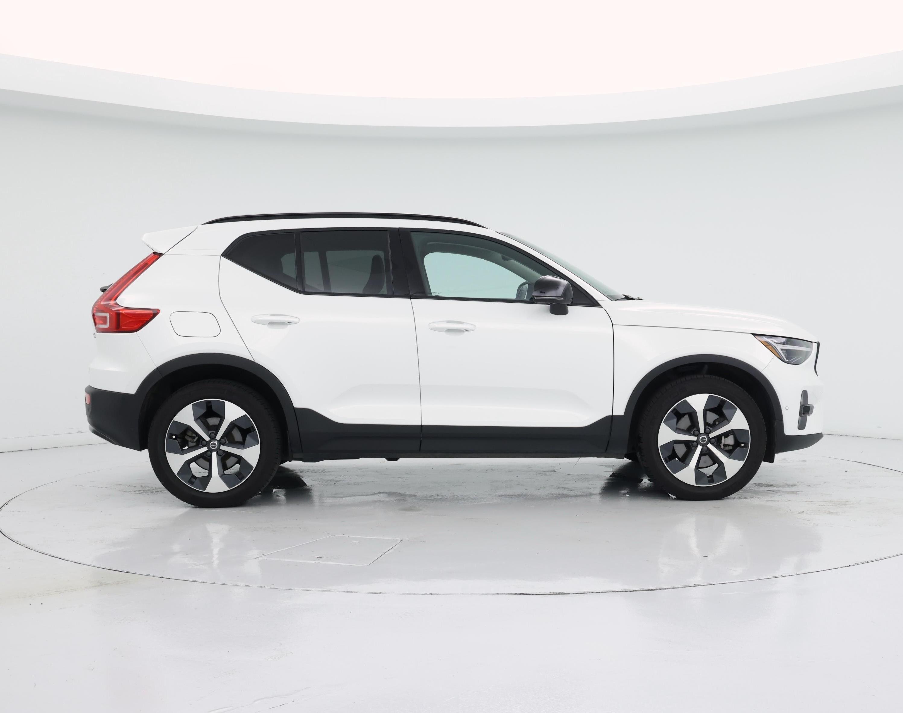 Thumbnail: 2025 Volvo XC40 - 7