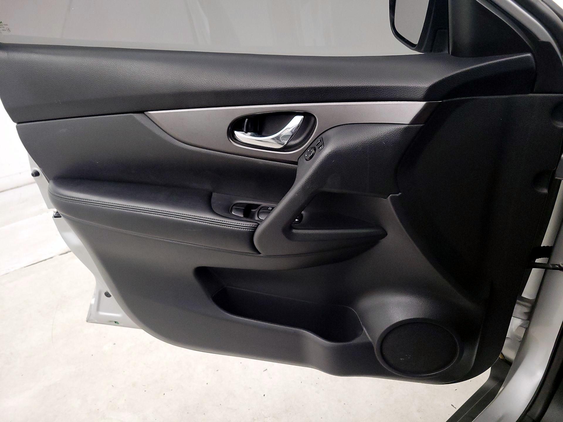 Thumbnail: 2015 Nissan Rogue - 10