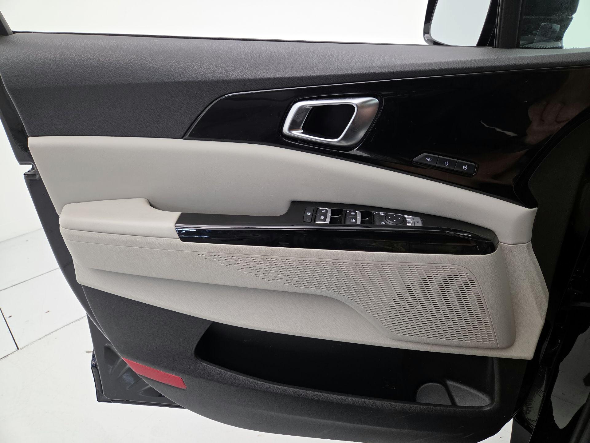 Thumbnail: 2023 Kia Carnival - 12