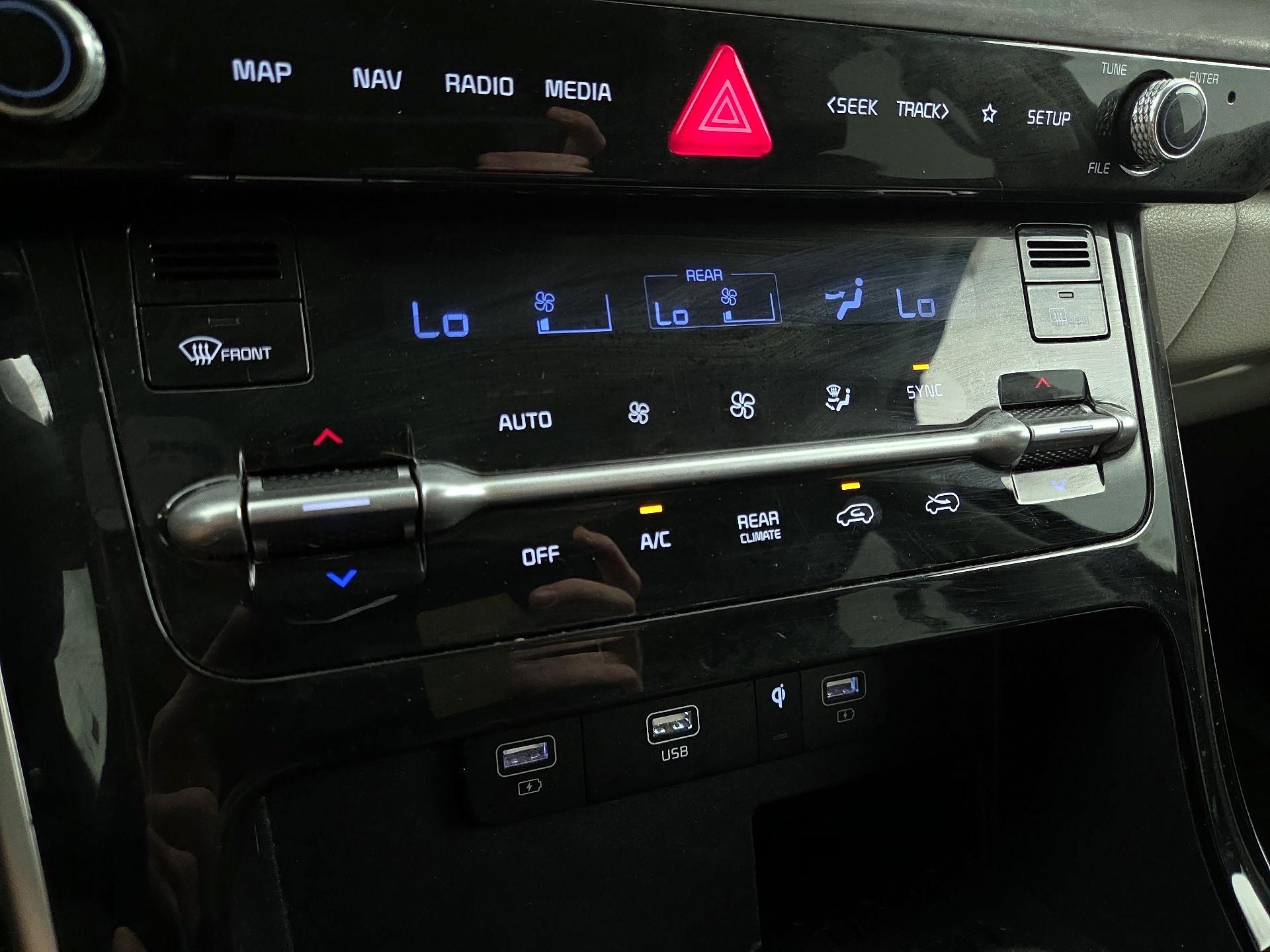 Thumbnail: 2023 Kia Carnival - 17