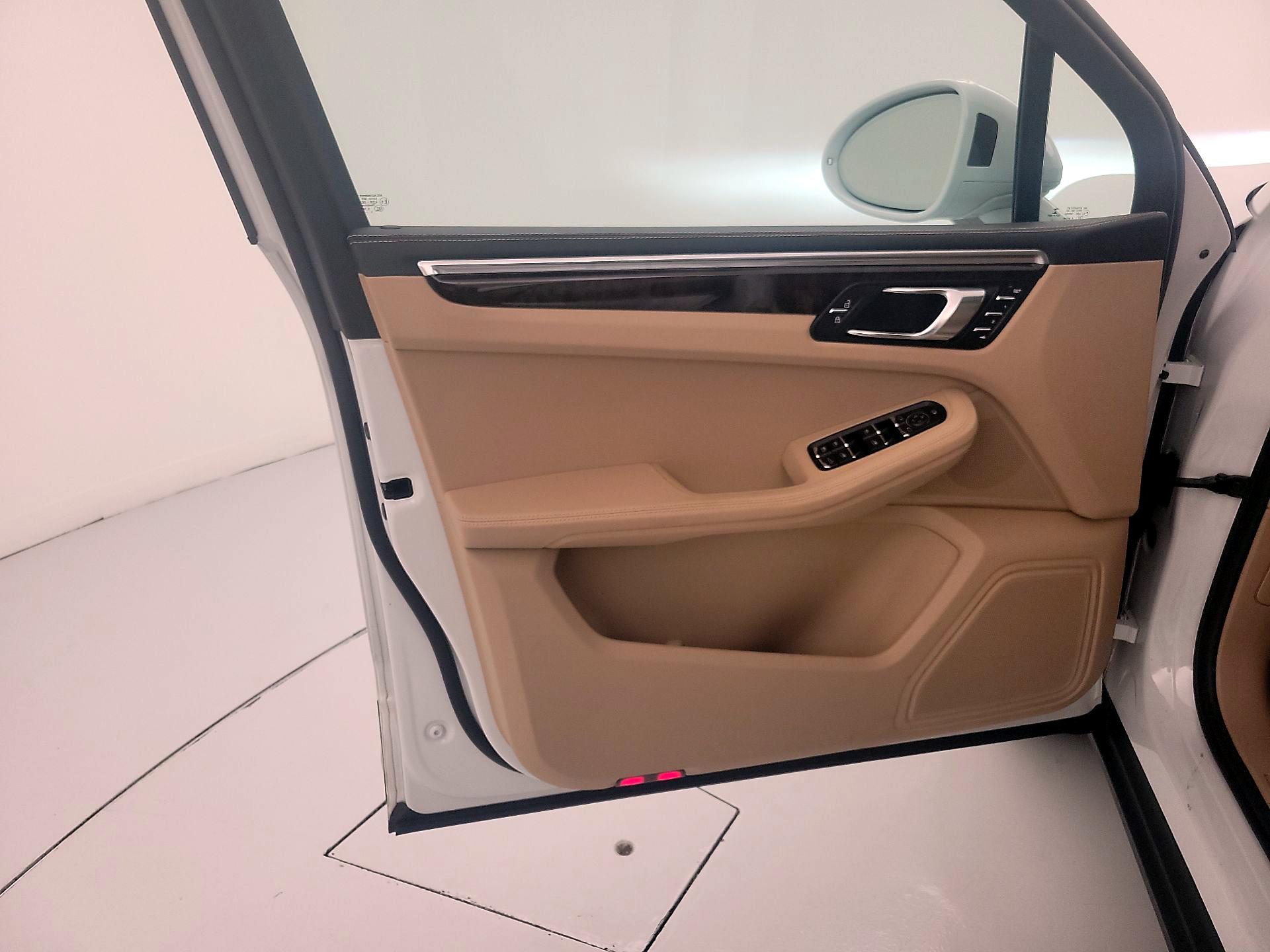 Thumbnail: 2023 Porsche Macan - 12