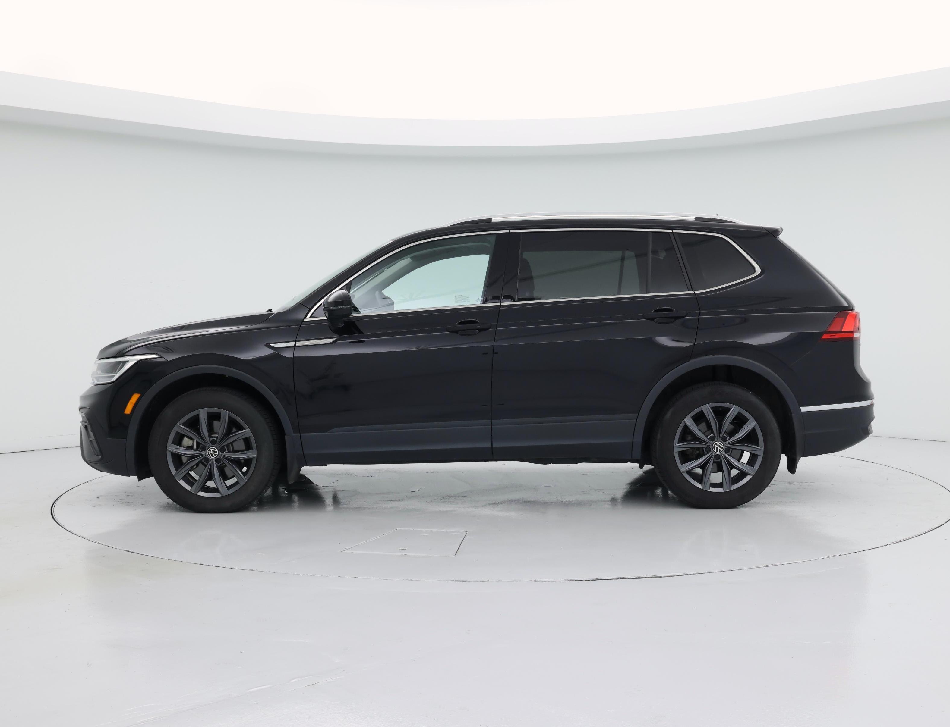 Thumbnail: 2022 Volkswagen Tiguan - 3
