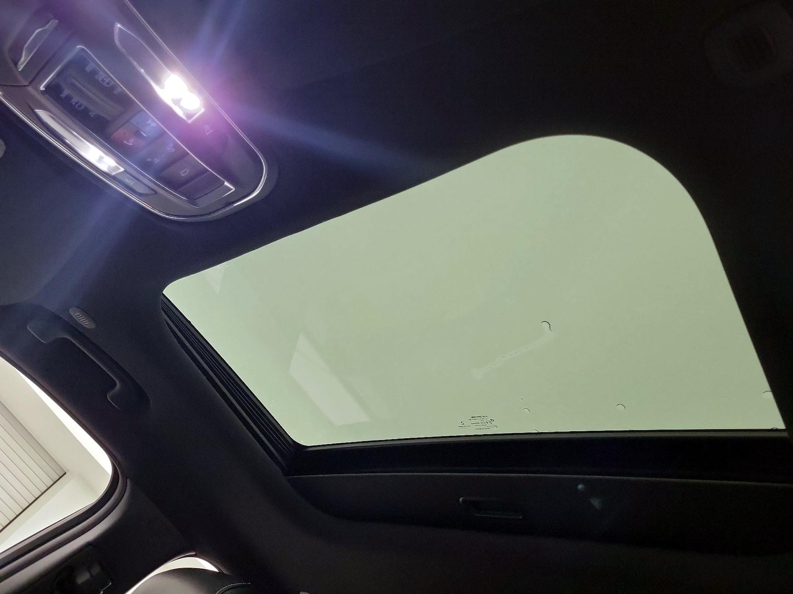 Sunroof(s) & Overhead Airbags