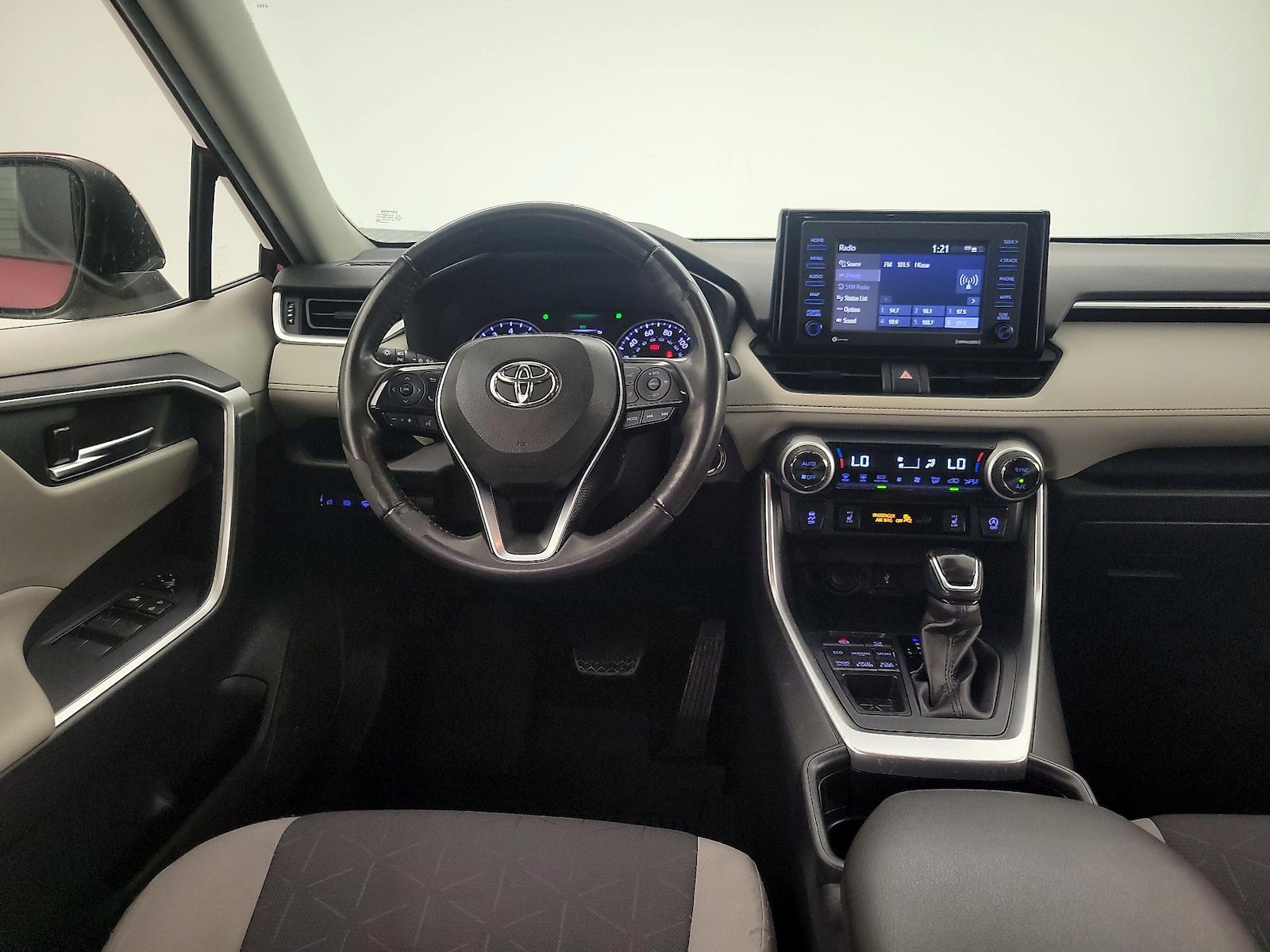 2020 Toyota RAV4 XLE - Photo 11
